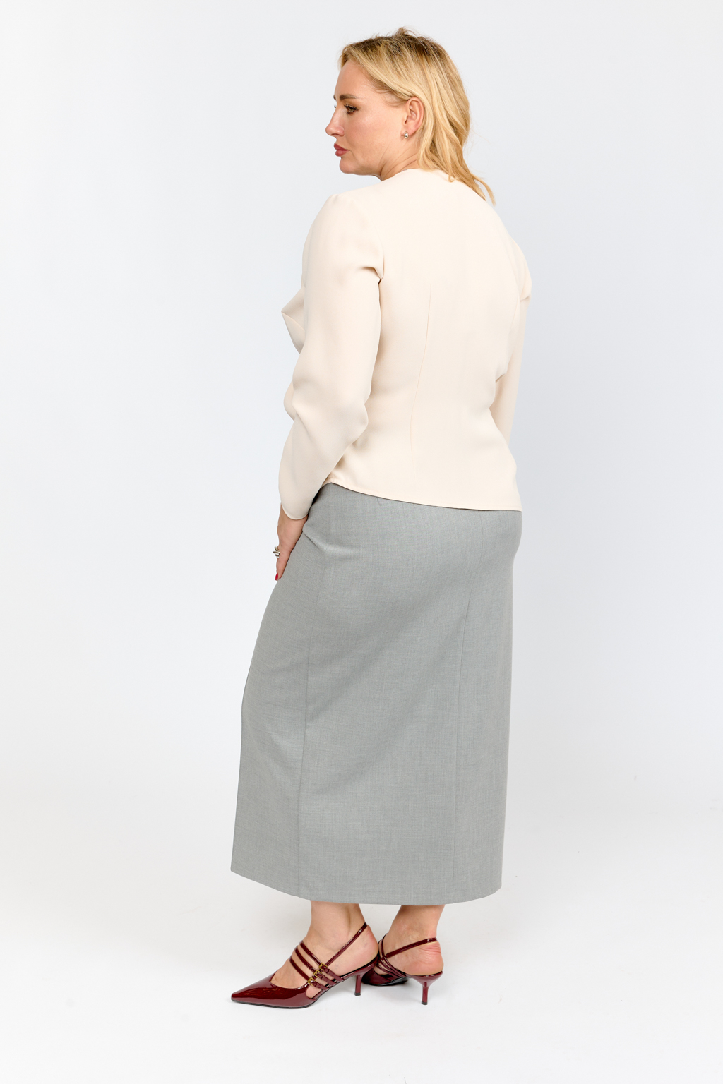 Юбка длиной макси с застроченными рельефами по передней части юбки.