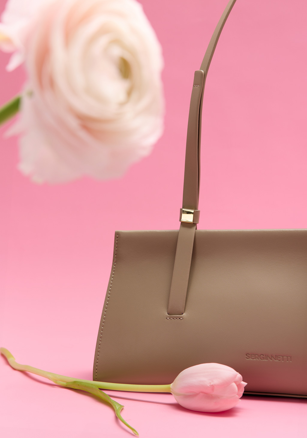 Очаровательная сумка-багет – это идеальный аксессуар для стильной и модной женщины.  Изысканный дизайн и высококачественные материалы делают эту сумку незаменимой в повседневных образах. Точность форм придает ей особую элегантность и шарм. Просторное отделение позволяет удобно вместить все необходимые мелочи, а магнитный замок добавляет комфорта при открывании. Сумка-багет – это не просто аксессуар, это настоящий символ изысканности и хорошего вкуса. Размеры сумки 34*8,5*15 см