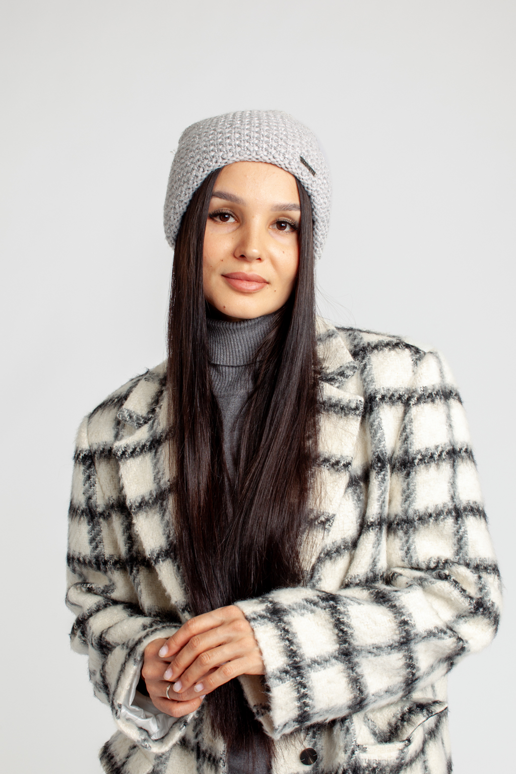 Шапка женская с люрексом. Теплый и стильный головной убор, выполненный из пряжи альпаки, с добавлением шерсти и акрила. Шапка является совершенным аксессуаром для утепления в осенний и зимний сезон.