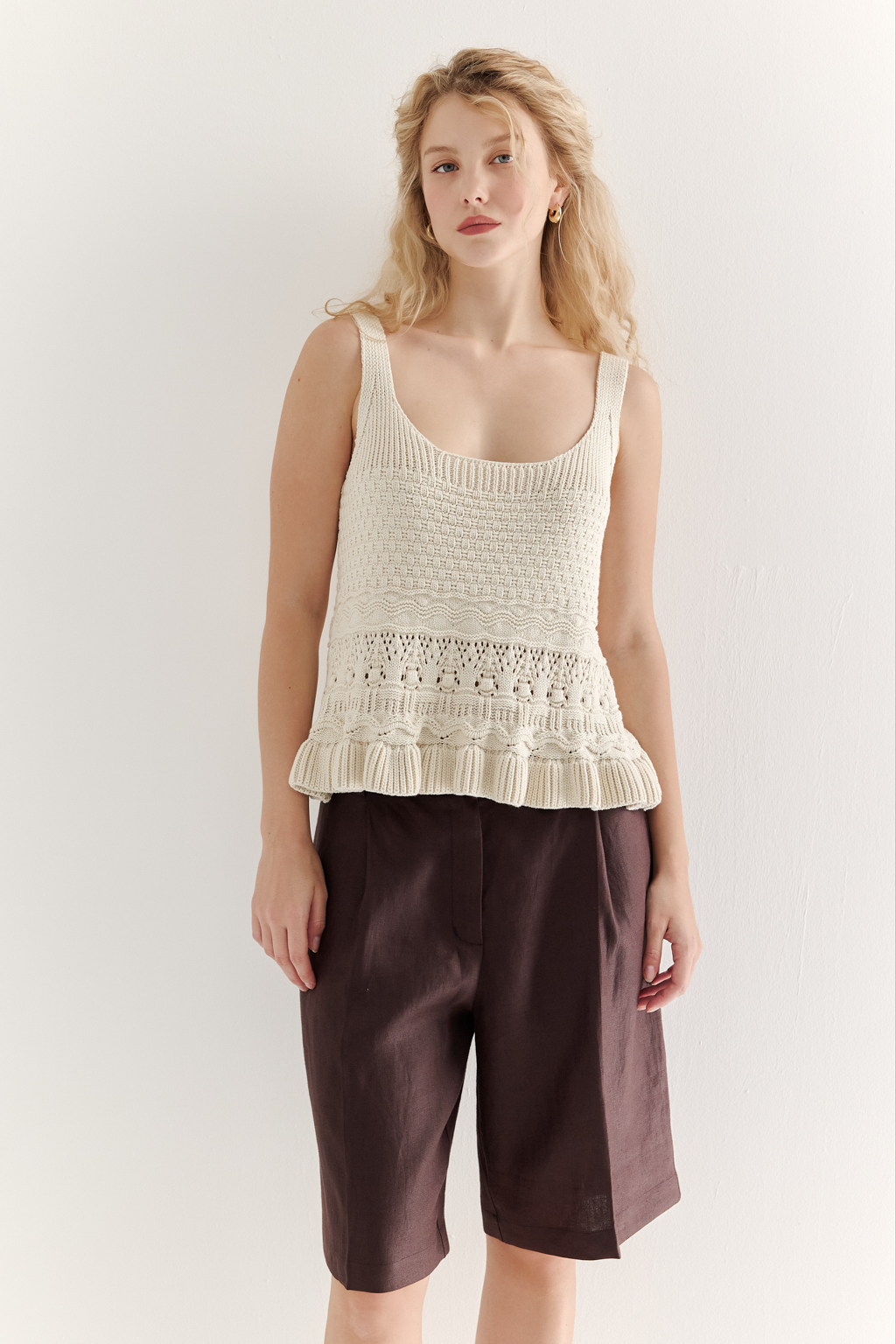 Топ из объёмной хлопковой пряжи с комбинированной крупнофактурной вязкой, с отделкой низа рюшем. Цвет-слоновая кость.