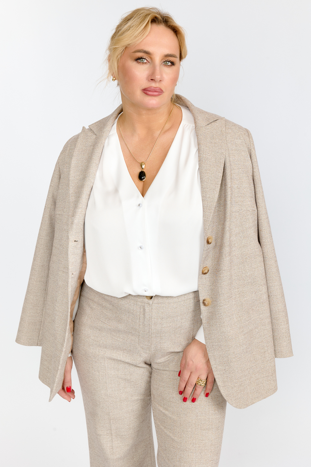 Блуза из крепа свободного силуэта со спущенным рукавом и сборкой в плечевом шве. Застежка на пуговицах. Рукав свободный полной длины на манжете.