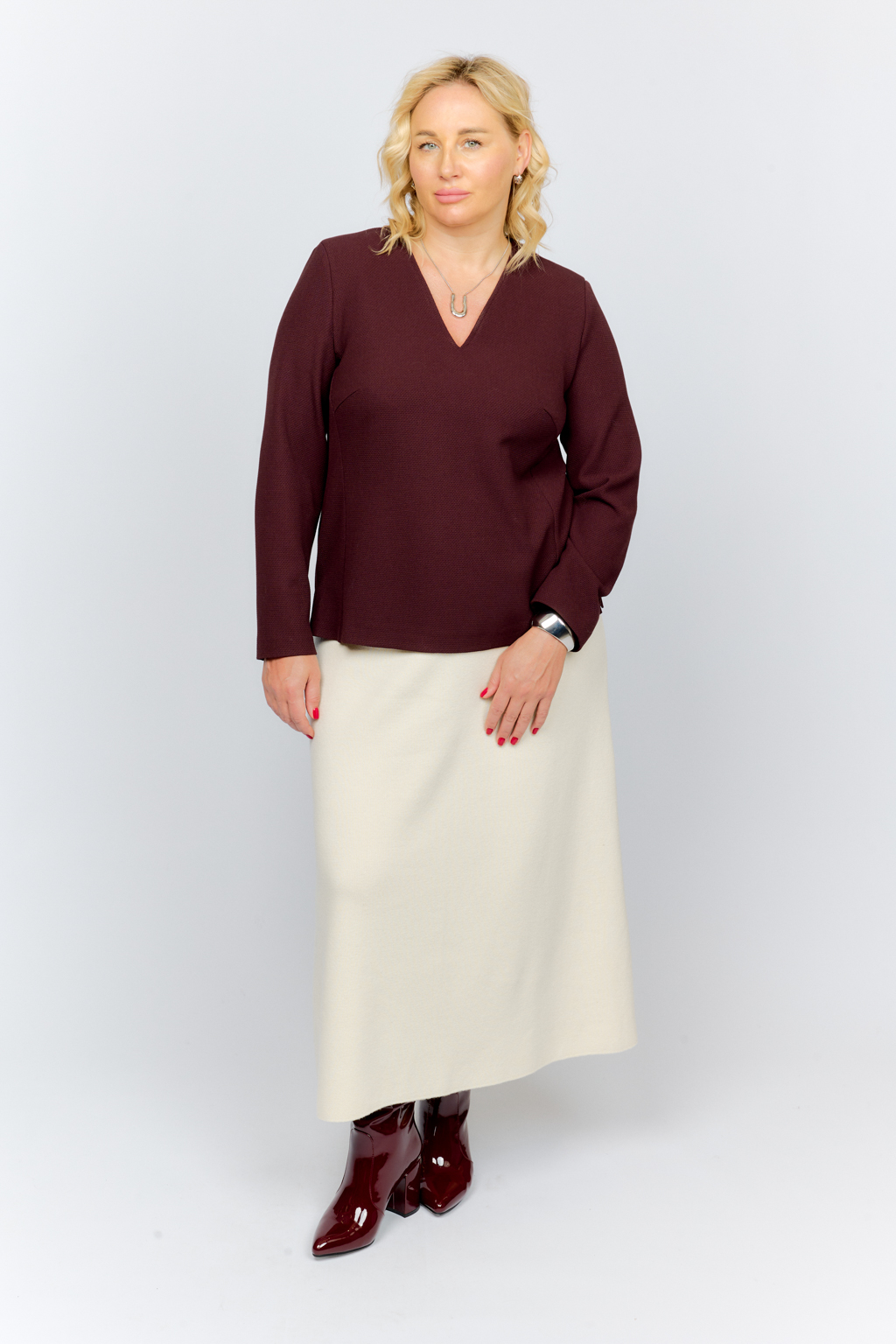 Блуза с V-образным вырезом прямого кроя и рукавом 7/8.