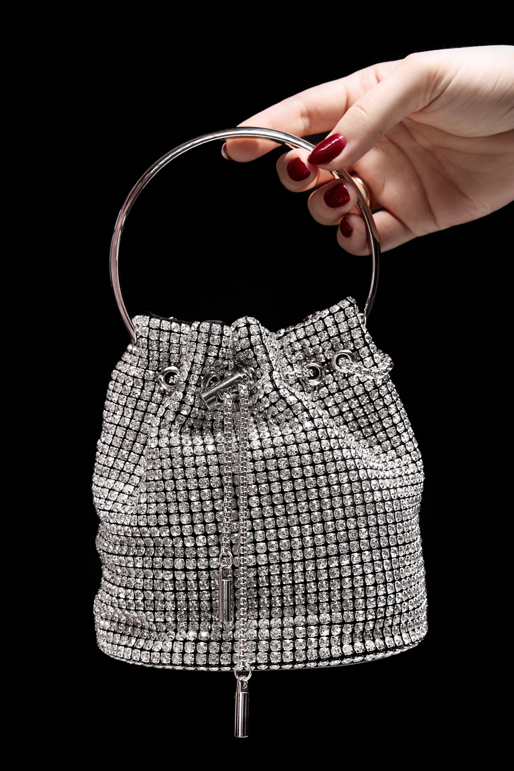 Сумка женская через плечо кросс боди выполнена из текстурной ткани и расшита сеточкой из блестящих камней-страз. Обладает высоким качеством фиксирования страз. Сумка в форме мешочка выделит Вас из толпы и притянет взгляды окружающих. Это идеальный аксессуар для создания изысканного образа. Элегантный дизайн сумки дополняет высококачественная фурнитура из прочных, долговечных материалов. Для удобства есть длинная, плечевая цепочка. Размеры сумки 16*17*11,5 см