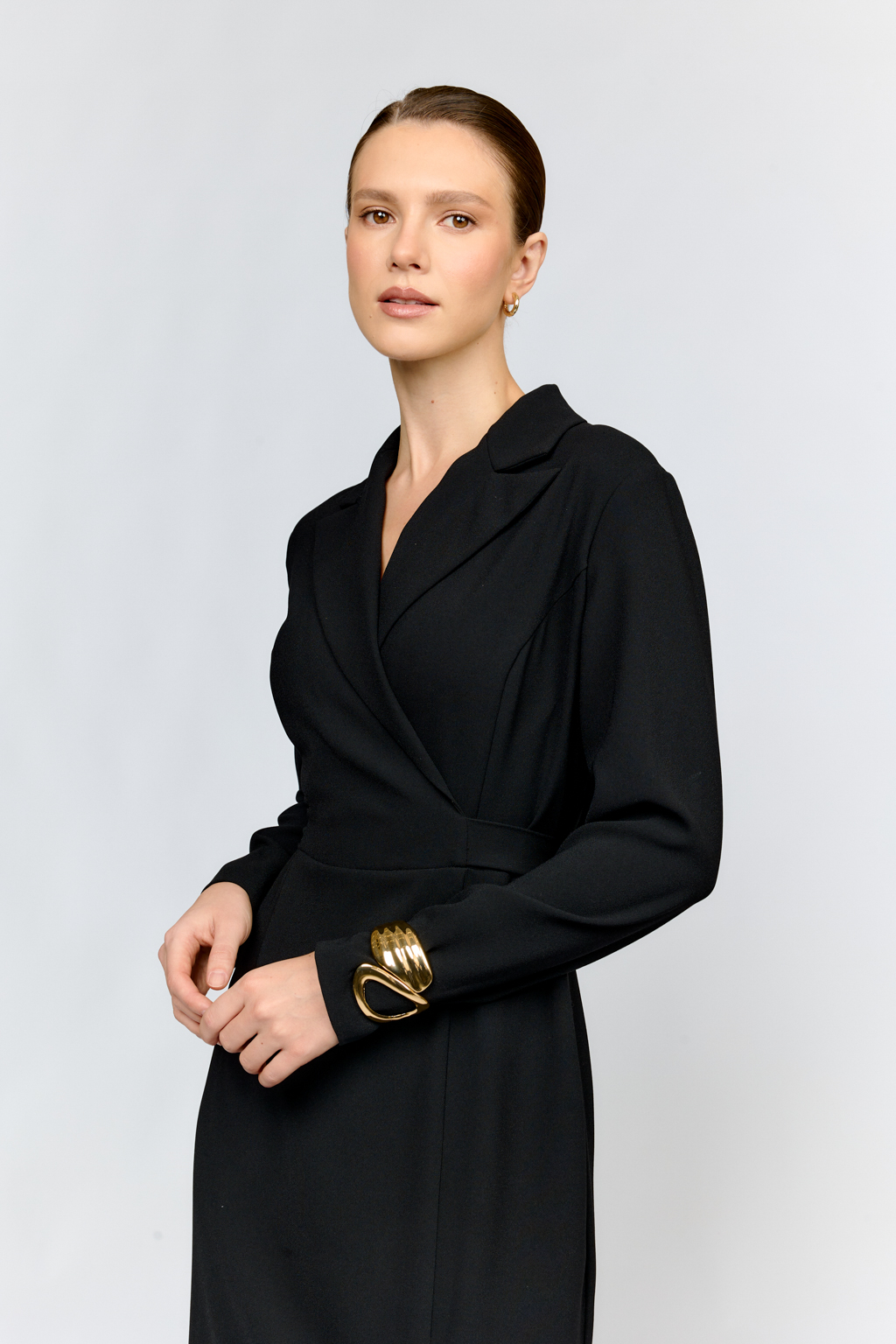 Изящный дизайнерский браслет выполнен из гипоаллергенного бижутерного сплава с гальваническим покрытием.