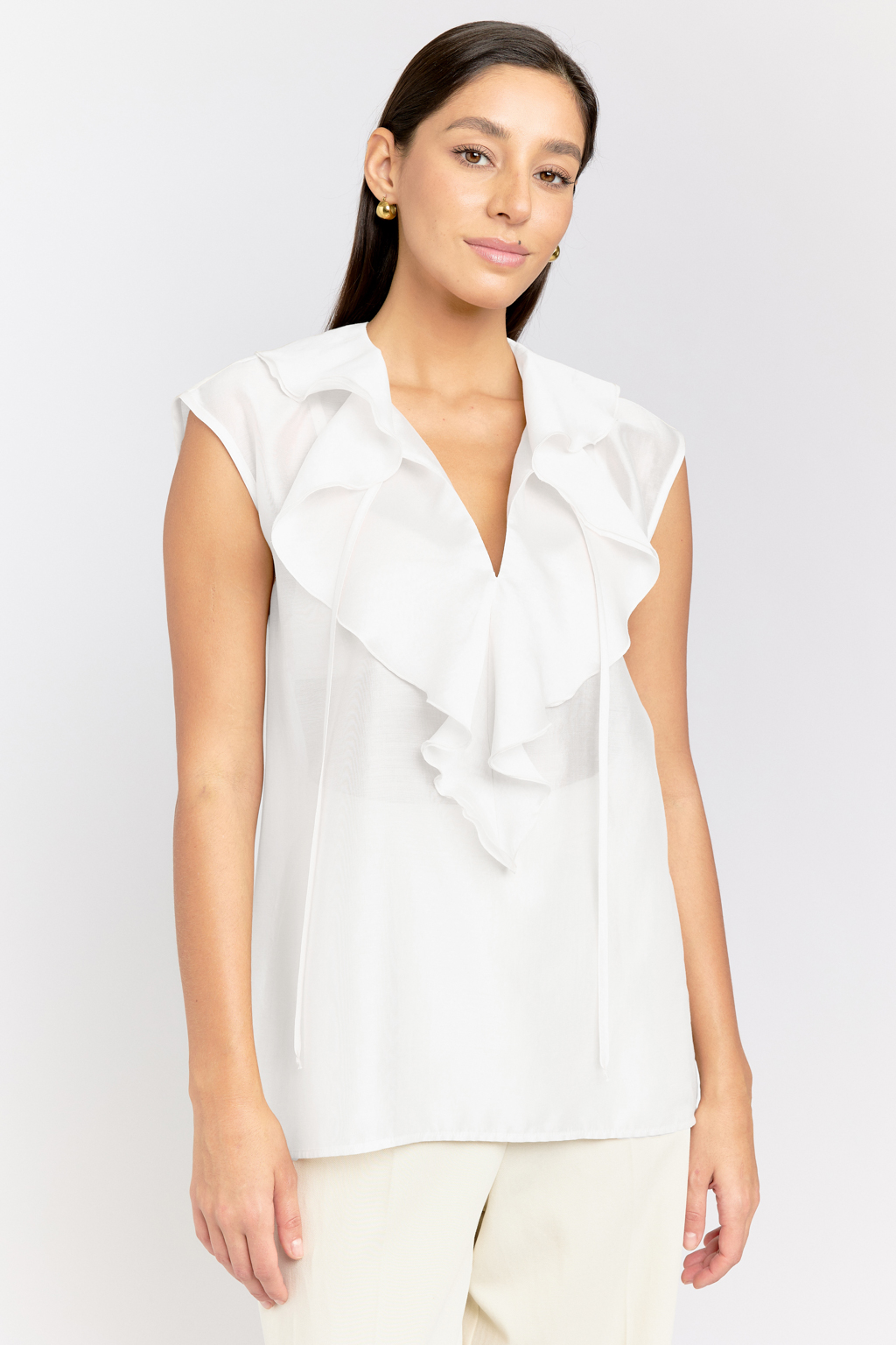 Блуза без рукавов с рюшей на полочке.