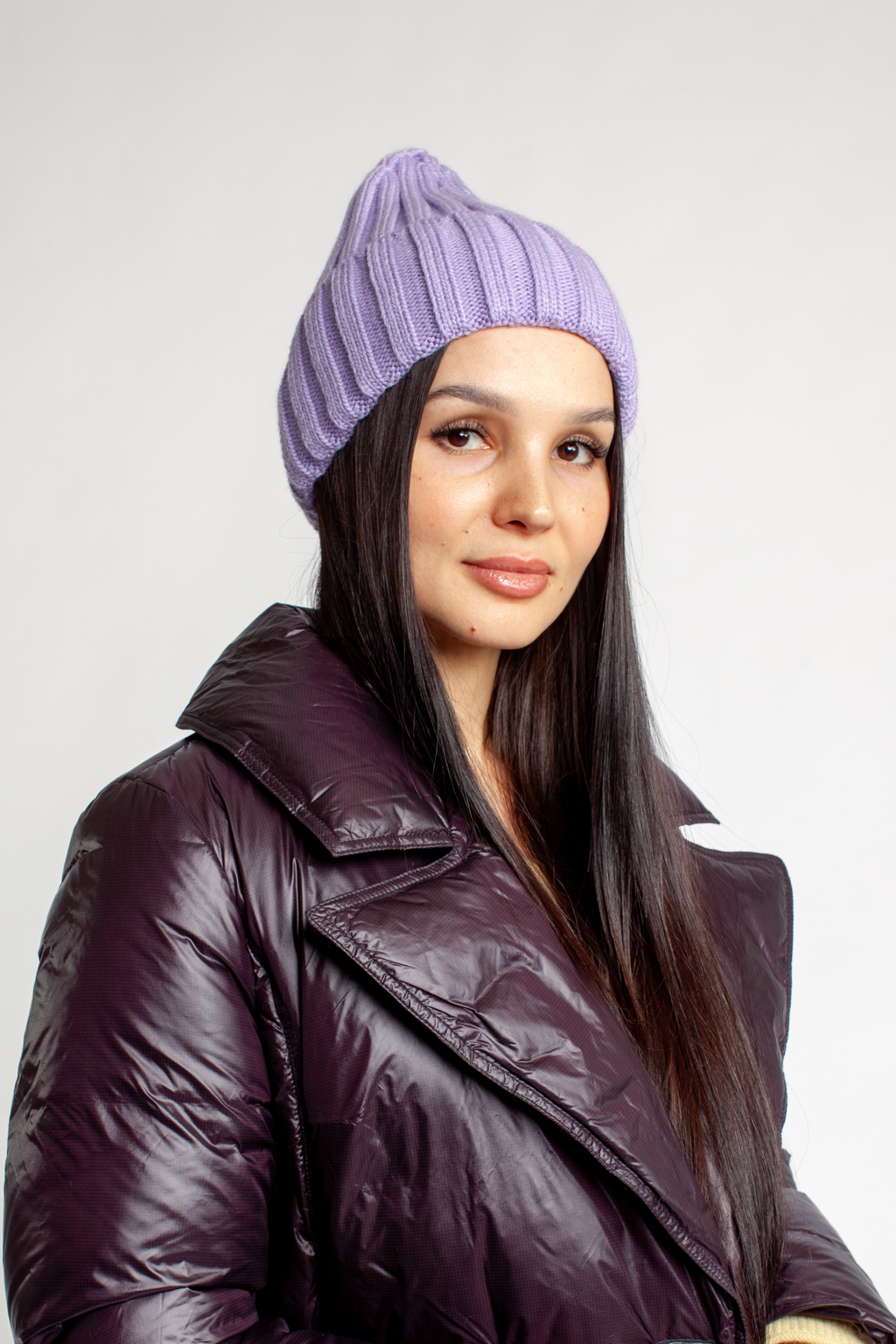 Шапка женская с отворотом. Является совершенным аксессуаром для утепления в осенний и зимний сезон.