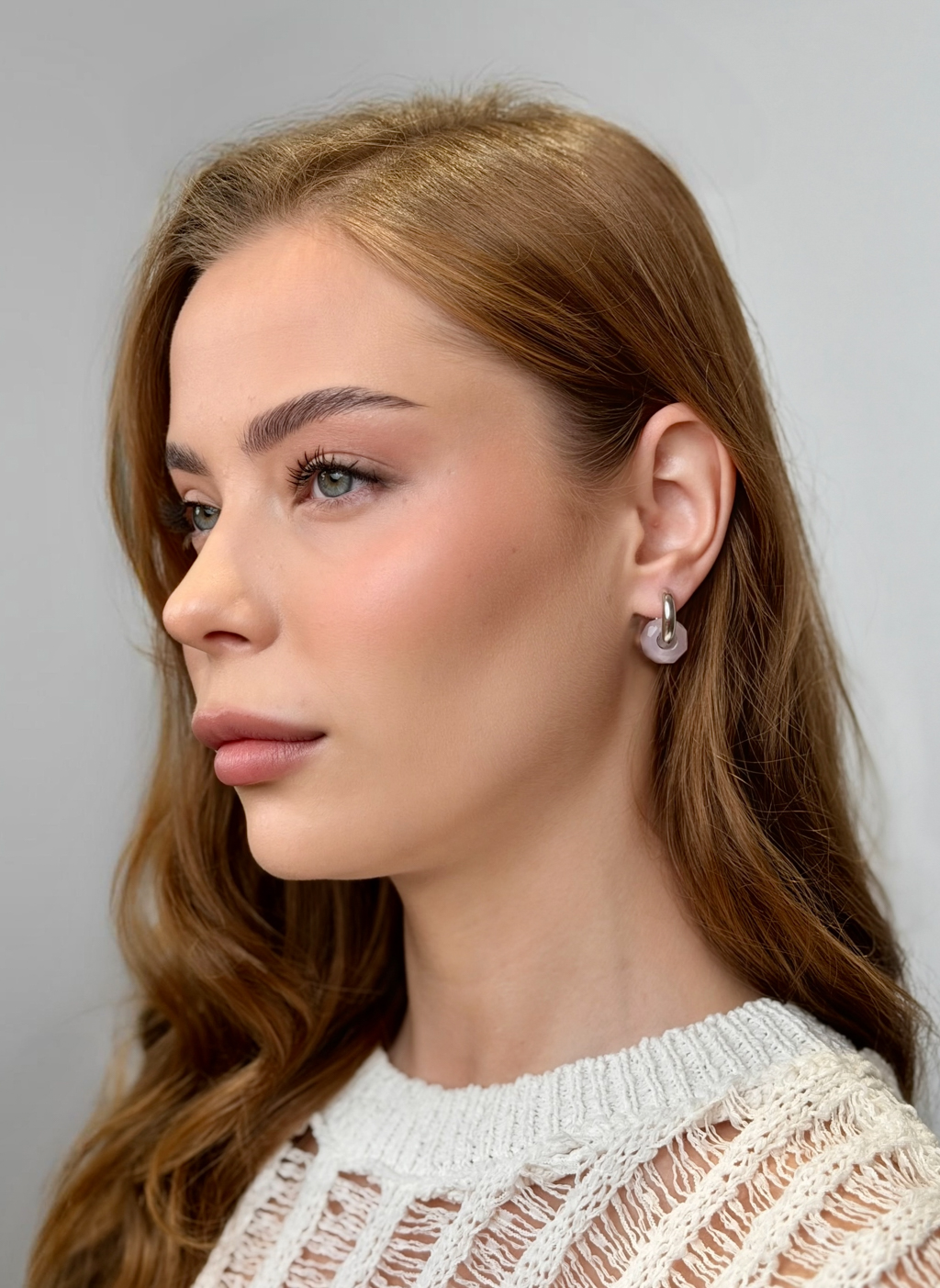 Серьги-конго с натуральным розовым кварцем. Выполнены из гипоаллергенного сплава. Благодаря съемным подвескам имеют два варианта носки (с камнями и без).