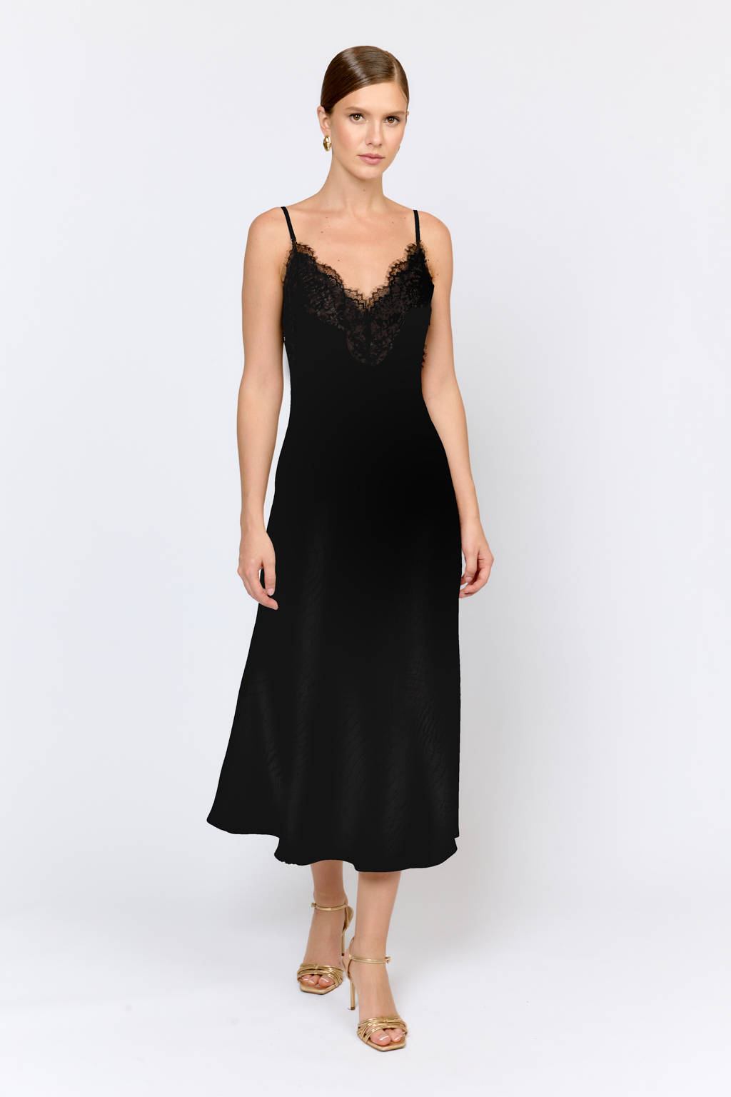 Платье-комбинация, скроенное по косой, на тонких бретелях и отделанное декоративным кружевом по верхней части. Длина платья миди. Идеально для женственных образов для особых случаев и повседневной жизни в сочетании с базовыми жакетами, свитерами и кардиганами. Преимущества ткани: волокна района позволяют материалу красиво струиться по фигуре, делая ткань пластичной и приятной к телу. Полиэстер делает ткань менее сминаемой и легкой в уходе. Приятная на ощупь фактура делает изделие комфортным в носке.