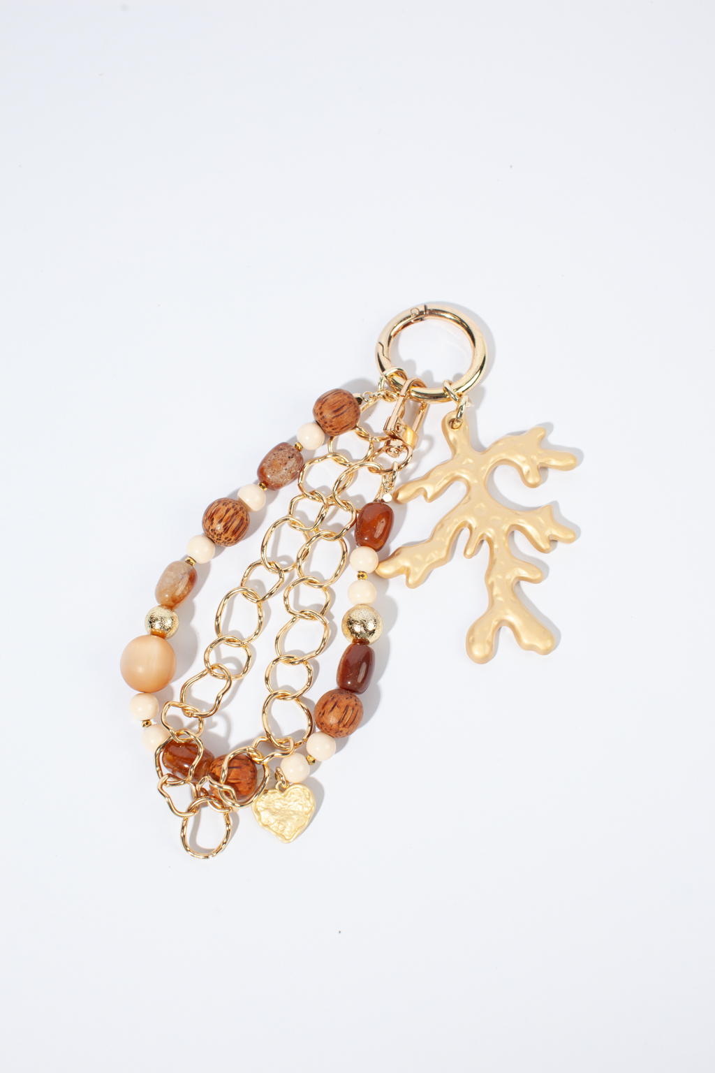 Позвольте раскрыть свой стиль в полной мере. Выполненный вручную, этот уникальный дизайнерский брелок подарит настроения образу и добавит уникальности своей обладательнице. Украшение изготавливалось из натурального дерева, майорки, акрила и гипоаллергенного металла.
