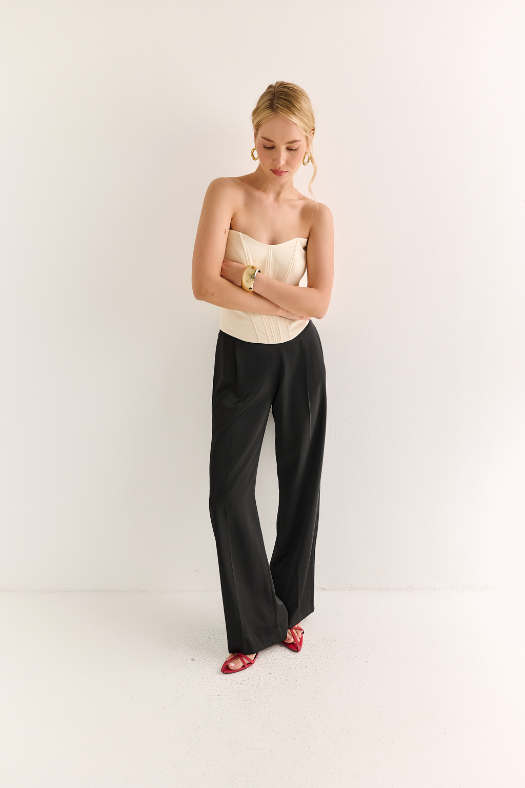 Корсет: точность формы и сила силуэта

Этот корсет создан для того, чтобы подчёркивать фигуру и собирать образ в единое целое. Анатомический крой, выточки и жёсткая конструкция формируют чёткий силуэт «песочные часы», акцентируя талию и зону декольте. Гладкая спинка и идеальная посадка делают модель комфортной и уверенной в носке.

Носите как самостоятельный элемент с брюками или юбкой, или в паре с жакетом — для яркого, структурного образа.

Минимум ткани — максимум характера.