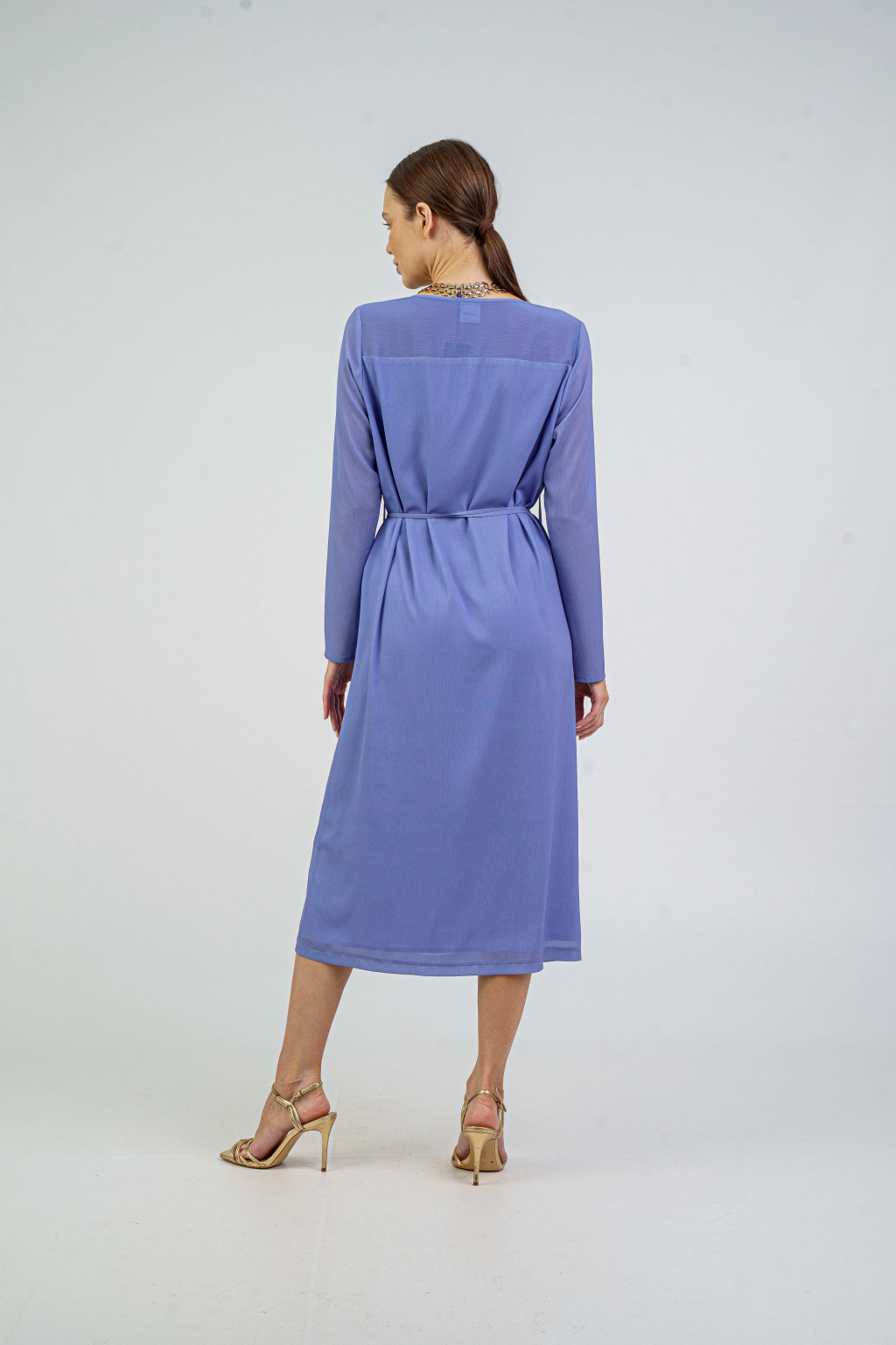  Платье свободного силуэта со сборкой в лавандовом цвете