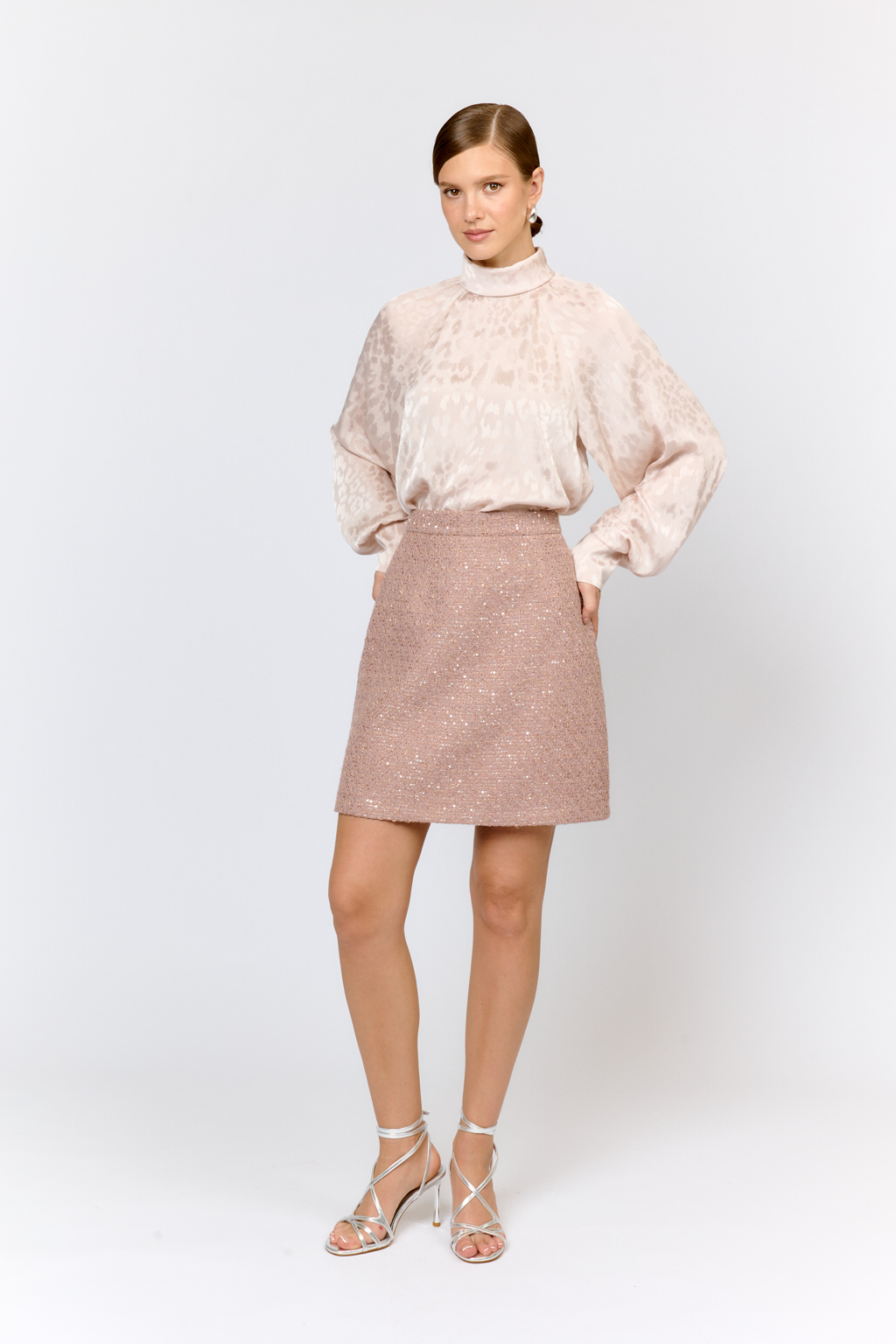 Блуза свободного кроя с объемным рукавом на резинке. Рукав реглан. Шифон дарит  изделию легкость, воздушность и мягкий драпирующийся силуэт. Преимущества ткани: воздушная  текстура, практичность в уходе и стойкость цвета. Легкость материала позволяет  создать многослойные силуэты без утяжеления.