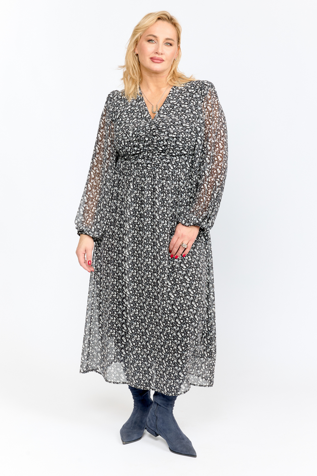 Платье романтичное с V-образным вырезом и коротким рукавом на резинке. Складки по линии горловины переходящие в сборки на талии. Застежка на молнию и пояс.