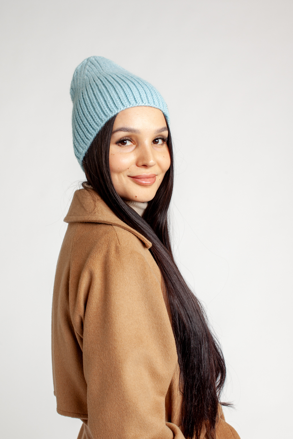 Шапка женская без отворота. Теплый и стильный головной убор для утепления в осенний и зимний сезон.