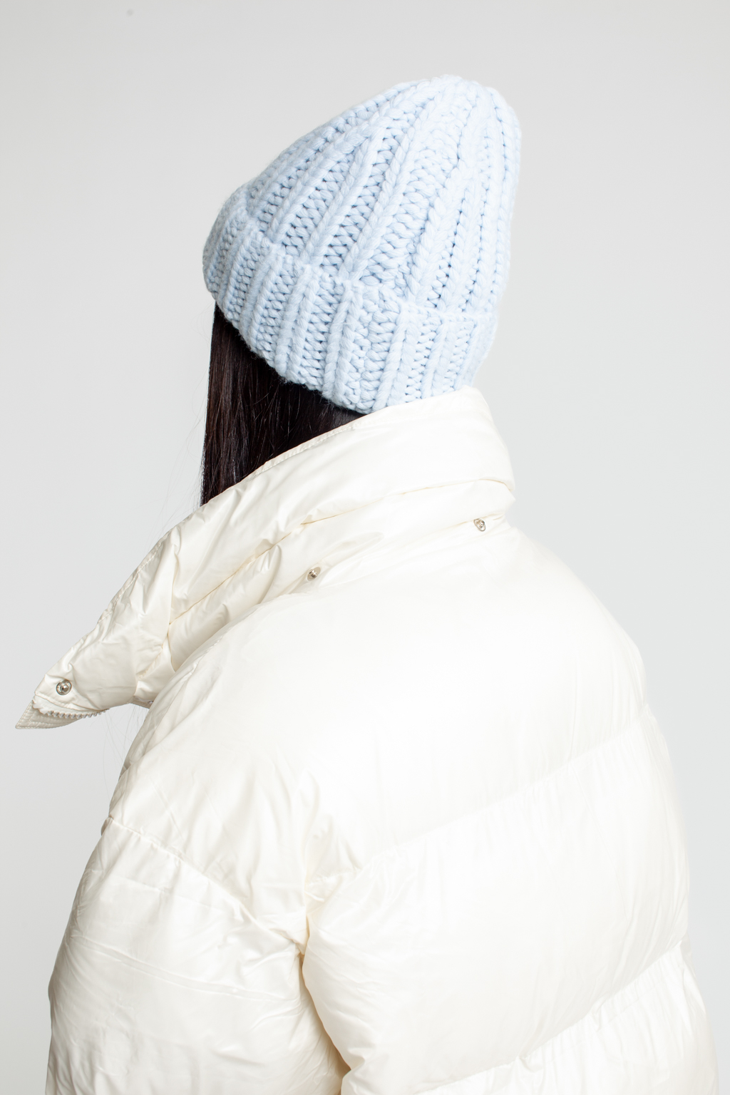 Шапка женская крупной вязки с отворотом. Является совершенным аксессуаром для утепления в осенний и зимний сезон.