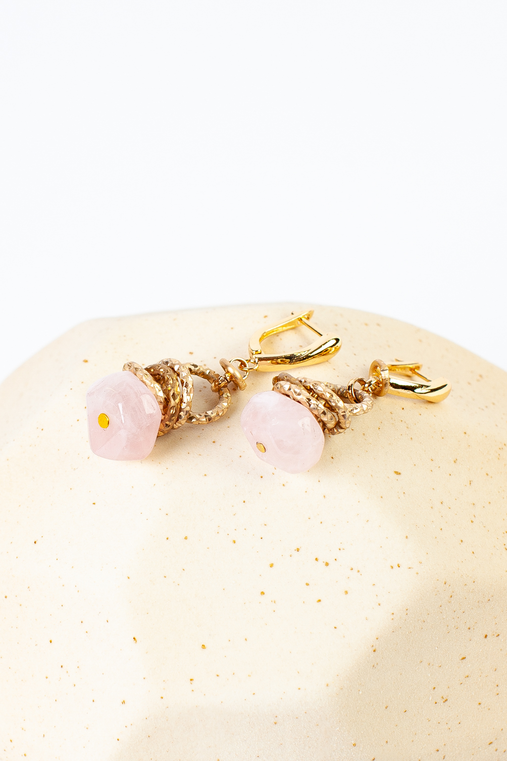 Серьги с английским замком выполнены из натурального кварца. Прекрасно впишутся как в повседневный, так и в вечерний образ.