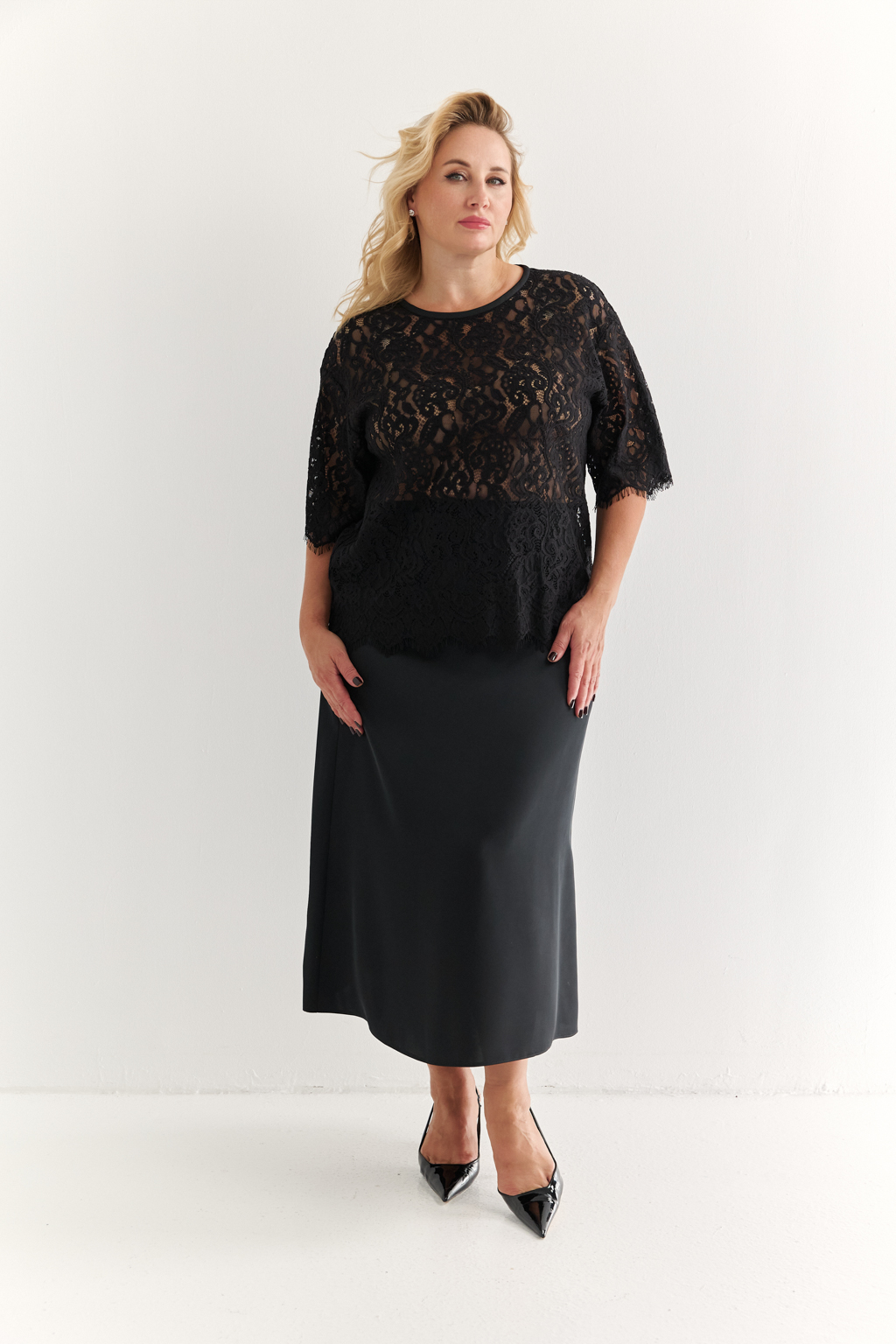 Блуза-футболка из трендового кружева с эффектом кордовой вышивки прямого свободного кроя. Рукав до логтя. Хлопок - натуральное волокно, обеспечивает комфорт при носке и воздухопроницаемость. Район делает ткань мягкой и тактильно приятной. Нейлон обеспечивает устойчивость к разрывам и истиранию; легкость и пластичность. Преимущества ткани: кружево премиального качества насыщенного черного цвета. Приятное к телу благодаря хлопку в составе.