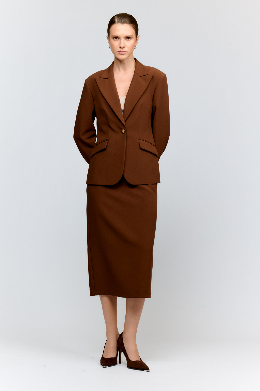 Юбка прилегающего силуэта из костюмной ткани древесного цвета с зауженным кроем. Длина миди и безупречная посадка подчеркнут вашу женственность. Идеальна для создания деловых комплектов.