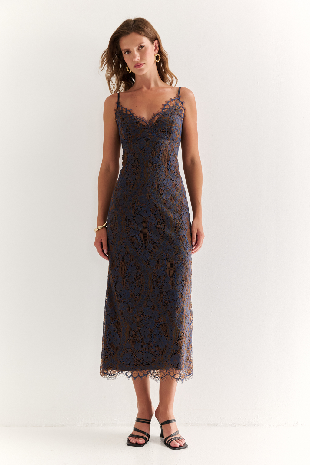 Вечерние платья длиной миди прилегающего силуэта с фигурным вырезом по груди.