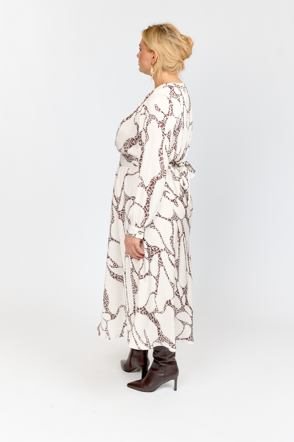 Платье отрезное по талии с V-образным вырезом и воротником шалька. Длина макси с рукавом полной длины на манжете.