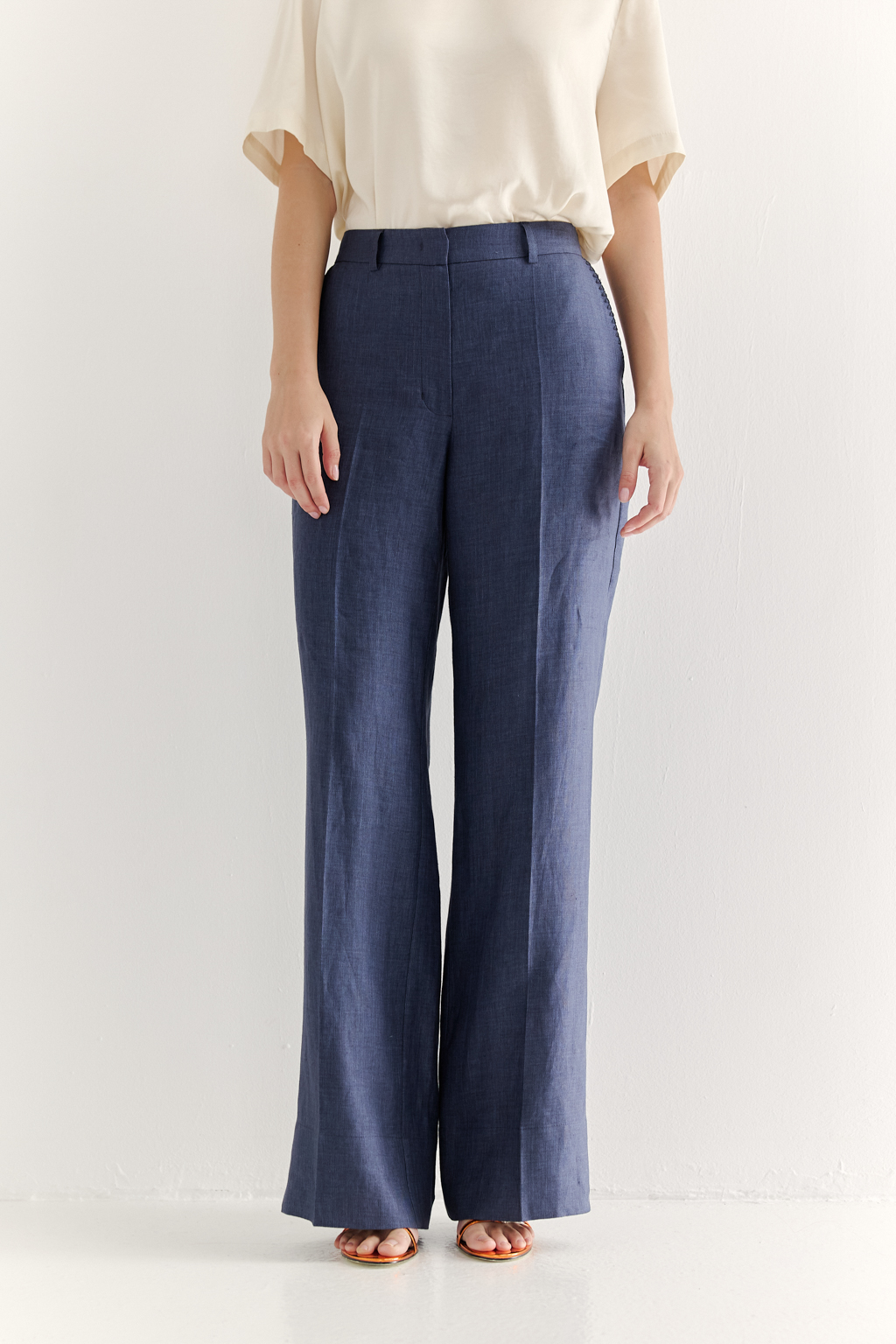 Эти брюки прямого силуэта созданы для абсолютного комфорта и расслабленной элегантности. Выполненные из ткани премиум-класса в шоколадном оттенке, они дарят невероятное ощущение мягкости и комфорта. Состав: стопроцентный лен с эффектом air wash. В дизайне этих брюк нашли отражение элементы мужского кроя: застёжка-гульфик, пояс со шлевками и удобные карманы. Входы в карманы отделаны с помощью декоративного петельного шва.  Широкая подгибка позволяет регулировать длину брюк посредством отворота-манжета, создавая элегантный акцент по низу. Брюки идеально дополнят городской look с льняным жакетом и трикотажем.