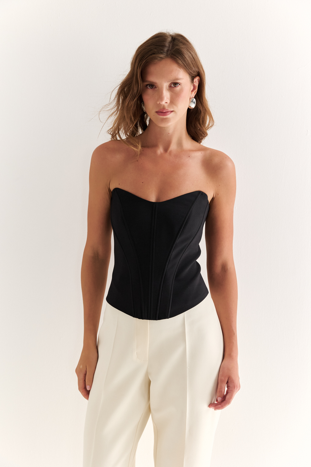 Корсет приталенного силуэта в черном цвете