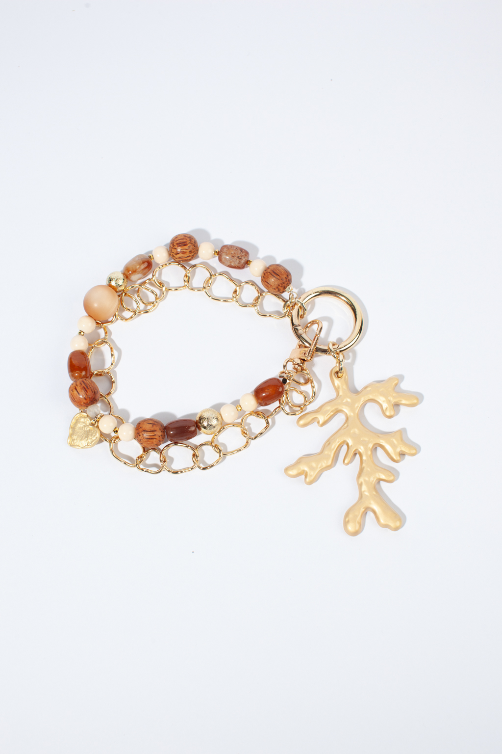 Позвольте раскрыть свой стиль в полной мере. Выполненный вручную, этот уникальный дизайнерский брелок подарит настроения образу и добавит уникальности своей обладательнице. Украшение изготавливалось из натурального дерева, майорки, акрила и гипоаллергенного металла.