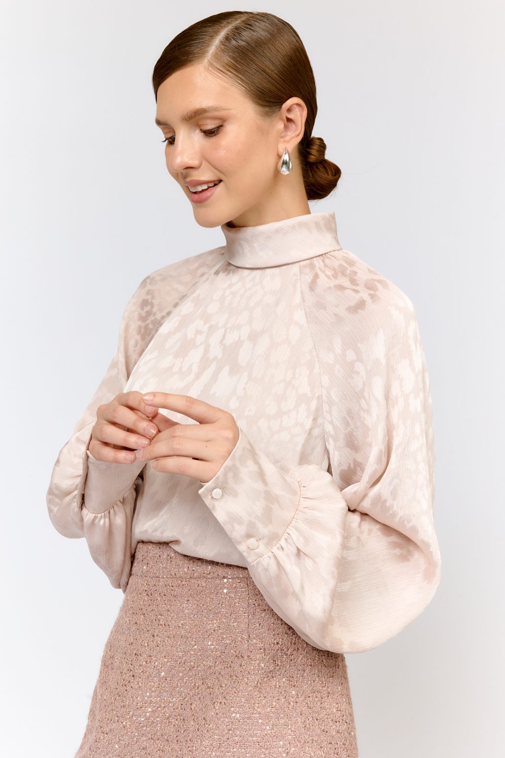 Блуза свободного кроя с объемным рукавом на резинке. Рукав реглан. Шифон дарит  изделию легкость, воздушность и мягкий драпирующийся силуэт. Преимущества ткани: воздушная  текстура, практичность в уходе и стойкость цвета. Легкость материала позволяет  создать многослойные силуэты без утяжеления.