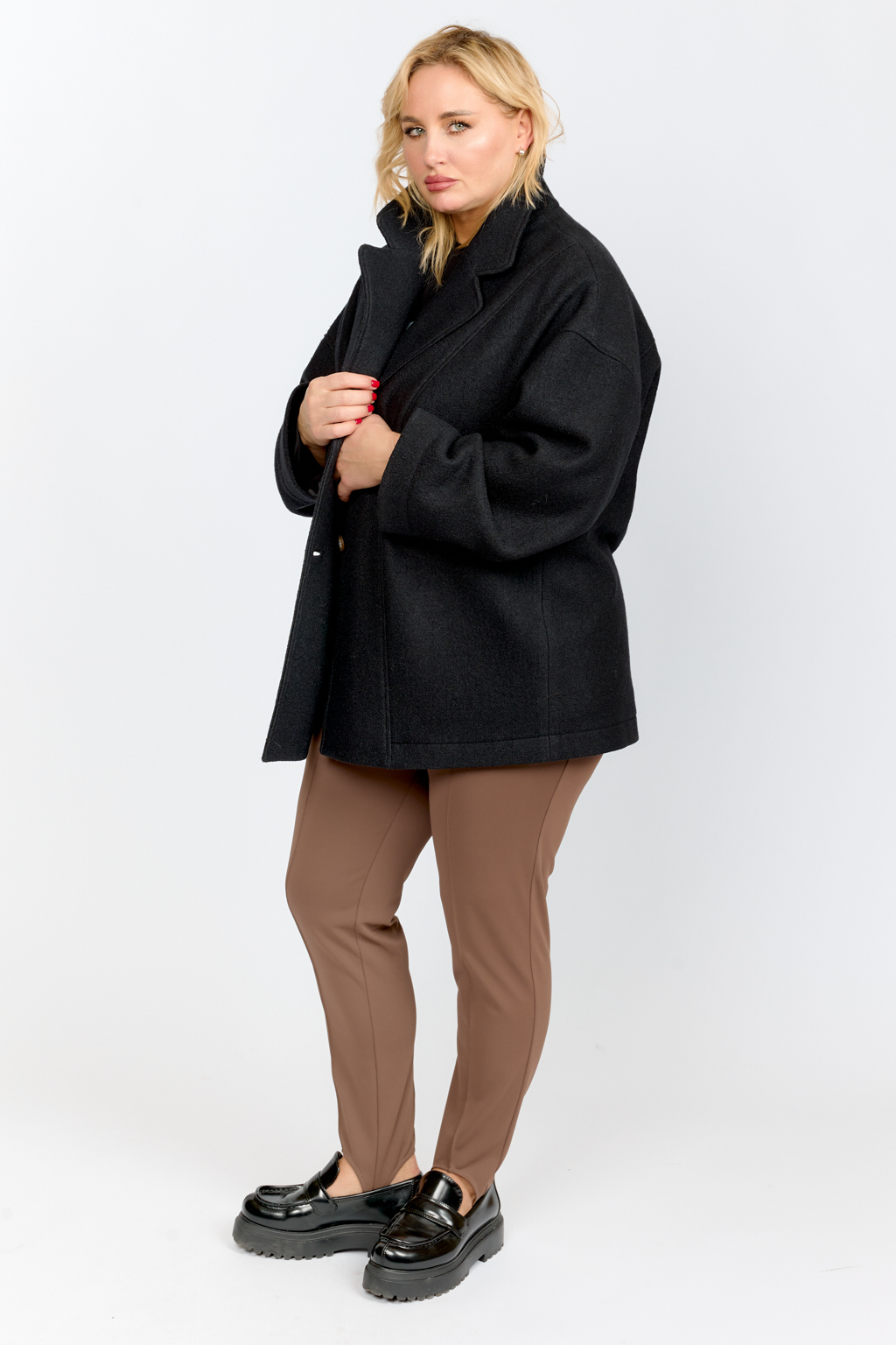 Полупальто с английским воротником свободного оверсайз кроя со спущенным рукавом и застежкой на 2 пуговицы. Длина до середины бедра. На спике вышивка "S".