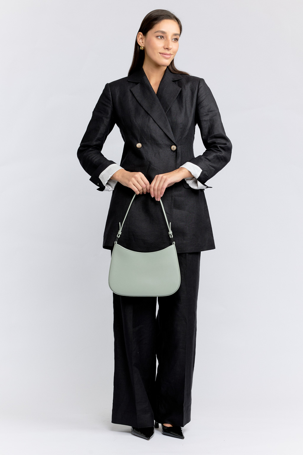 Оригинальная кросс-боди выполнена  из натуральной гладкой кожи  .Сумка закрывается на молнию с металлическим поводком. Внутри 2 боковых кармана для мелочей: открытый и на молнии.  В комплекте идут 2 съемных плечевых ремня: длина первого - 45 см, ширина - 2 см; второй - 125 см,  регулируется по длине, ширина - 1,5 см.