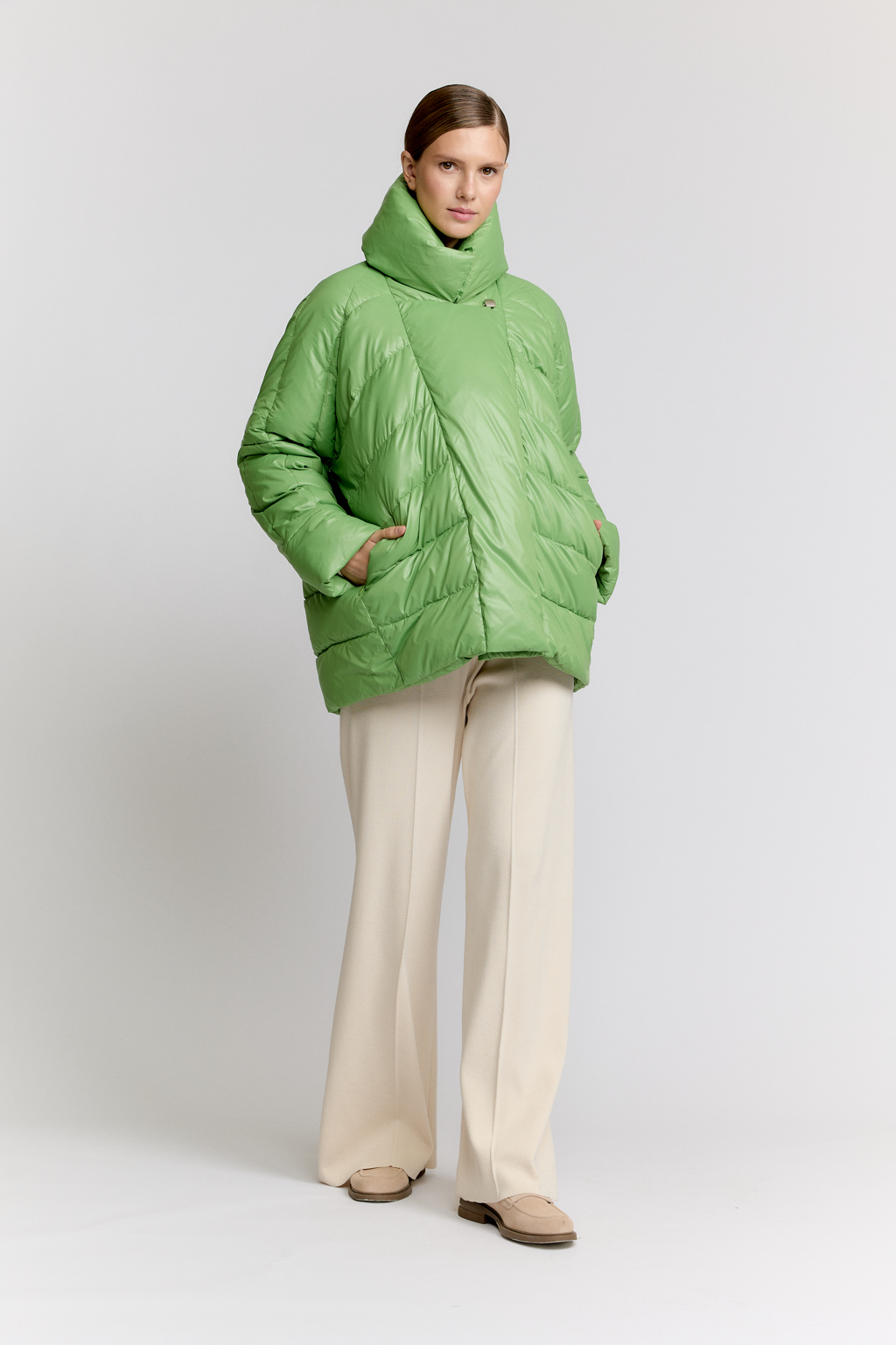Пуховик оверсайз силуэта со спущенным плечом и высоким воротником стойкой в цвете зеленой мяты. Ассиметричная застежка на магниты и пуговицу.Длина до середины бедра.