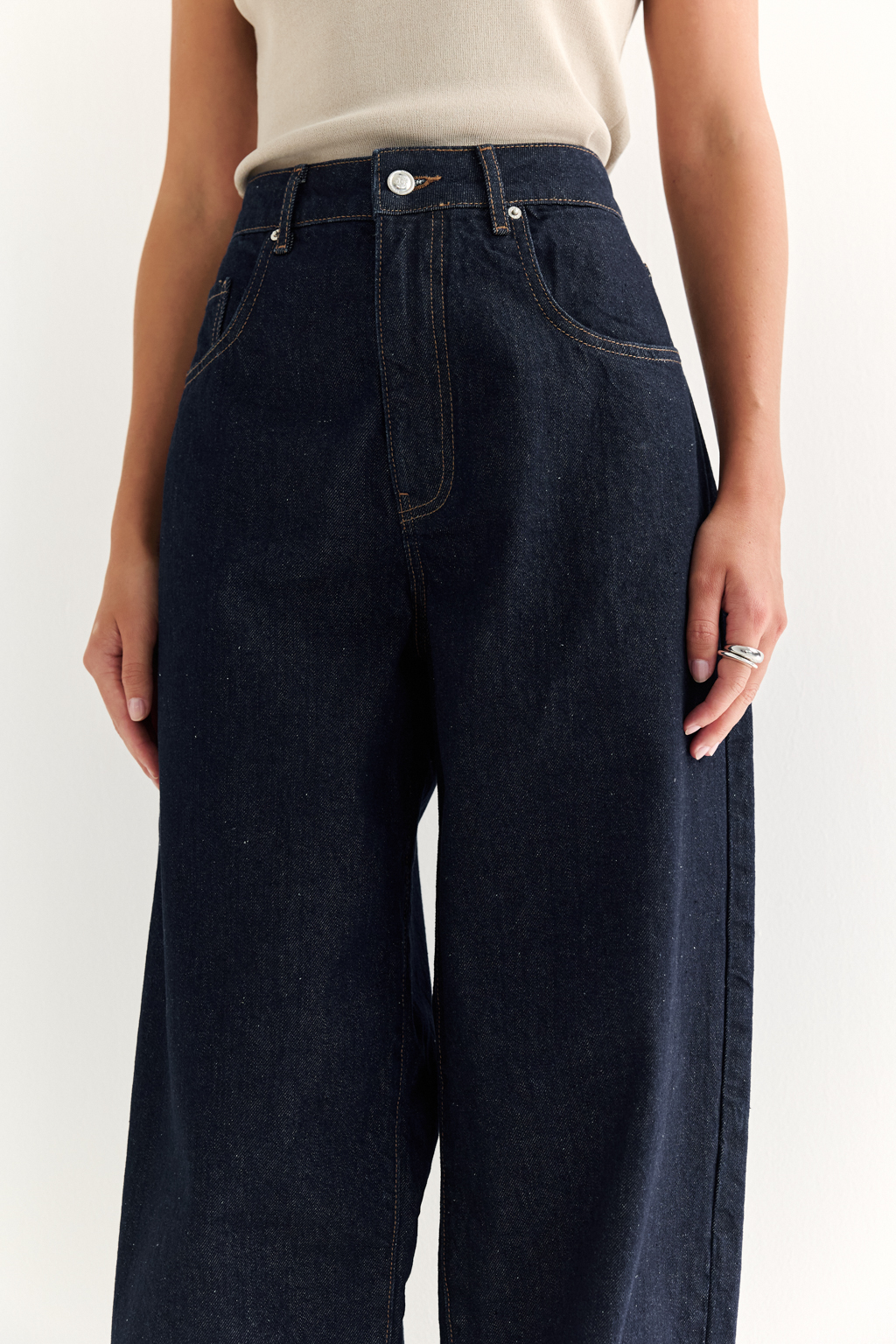 Трендовые джинсы свободного кроя из плотного темно-синего денима. Отлично сочетаются как с расслабленными трикотажными джемперами, так и с женственными блузами - для повседневных и офисных образов.