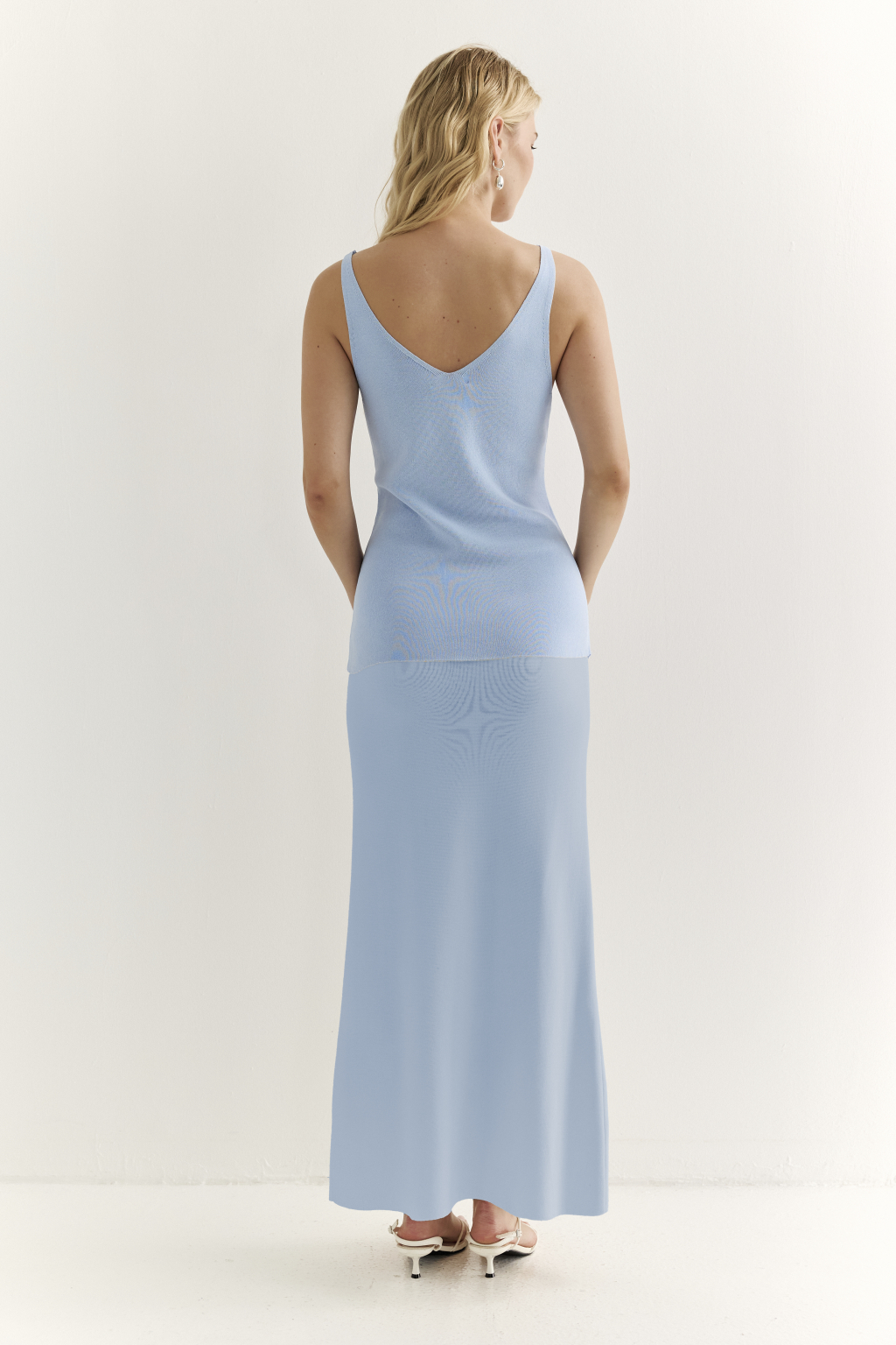 Юбка силуэта трапеции длиной миди.