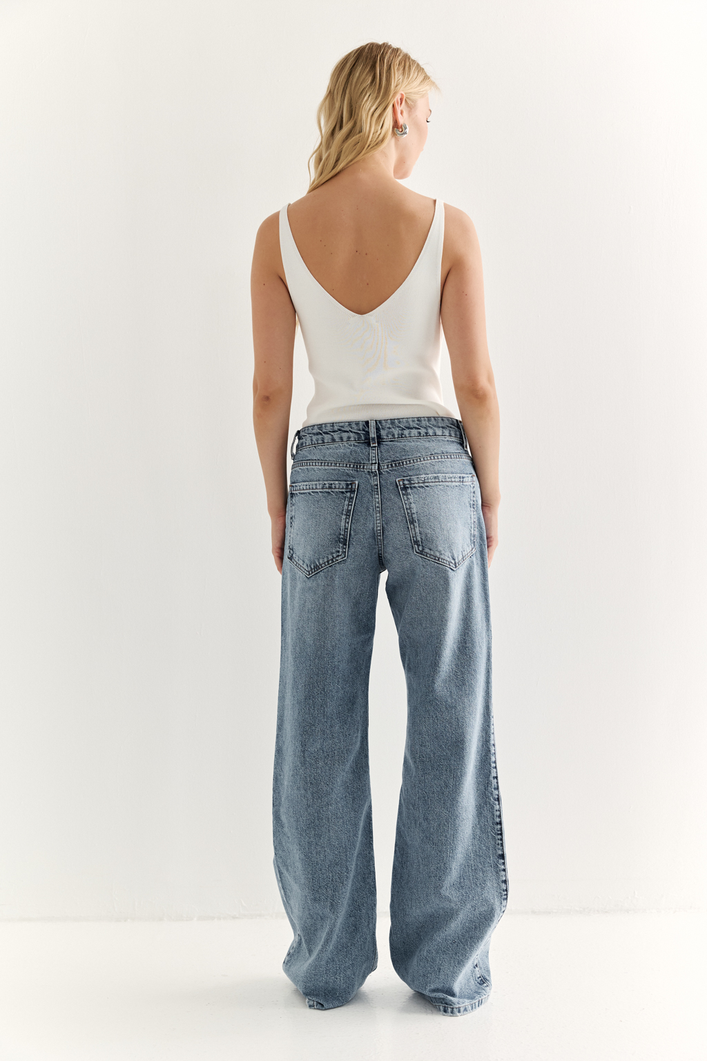 Джинсы baggy для расслабленных повседневных, уличных и офисных луков. Трендовая заниженная талия подчеркивает фигуру и акцентирует внимание на силуэте.