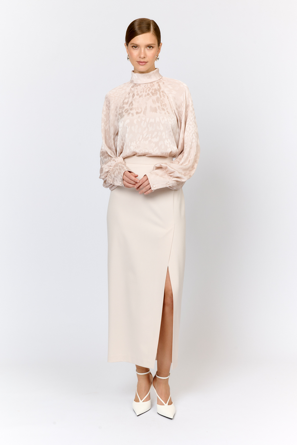 Блуза свободного кроя с объемным рукавом на резинке. Рукав реглан. Шифон дарит  изделию легкость, воздушность и мягкий драпирующийся силуэт. Преимущества ткани: воздушная  текстура, практичность в уходе и стойкость цвета. Легкость материала позволяет  создать многослойные силуэты без утяжеления.