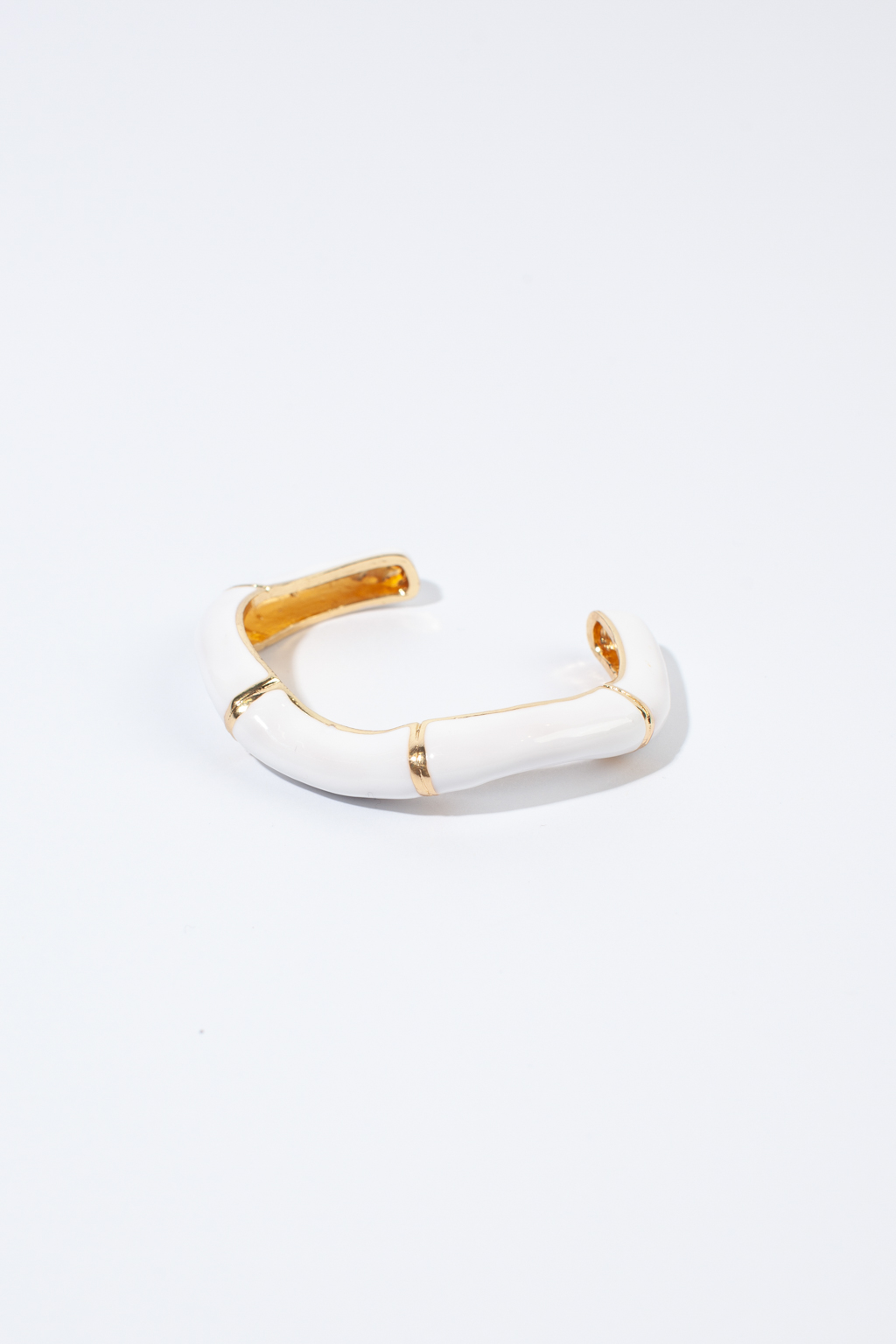 Браслет женский в винтажном стиле. Выполнен из гипоаллергенного бижутерного сплава и пластика, легкий по весу.