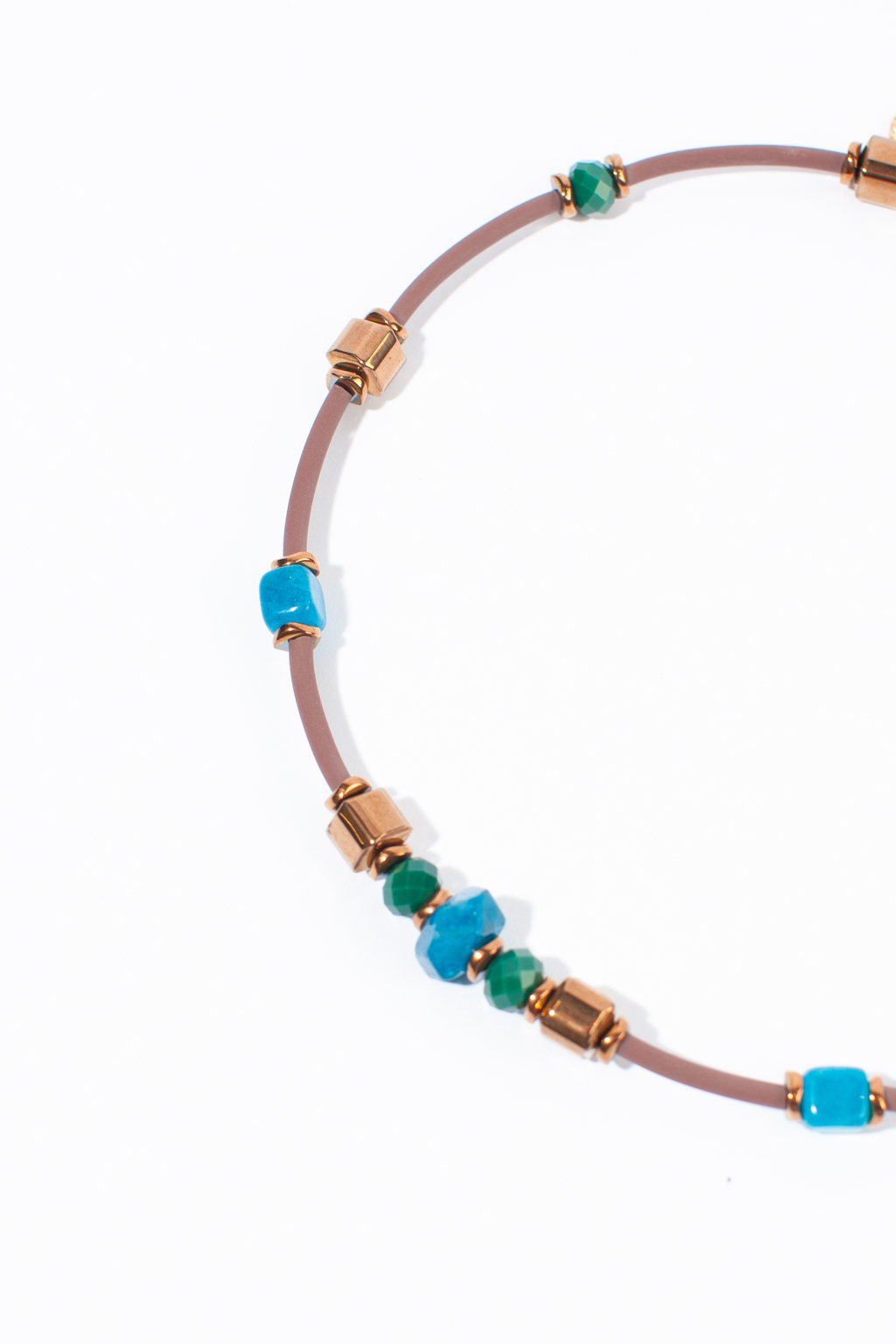 Дизайнерское колье выполнено из натуральных камней и бижутерного сплава. Изделие изготавливается вручную, что придает ему уникальность и неповторимость