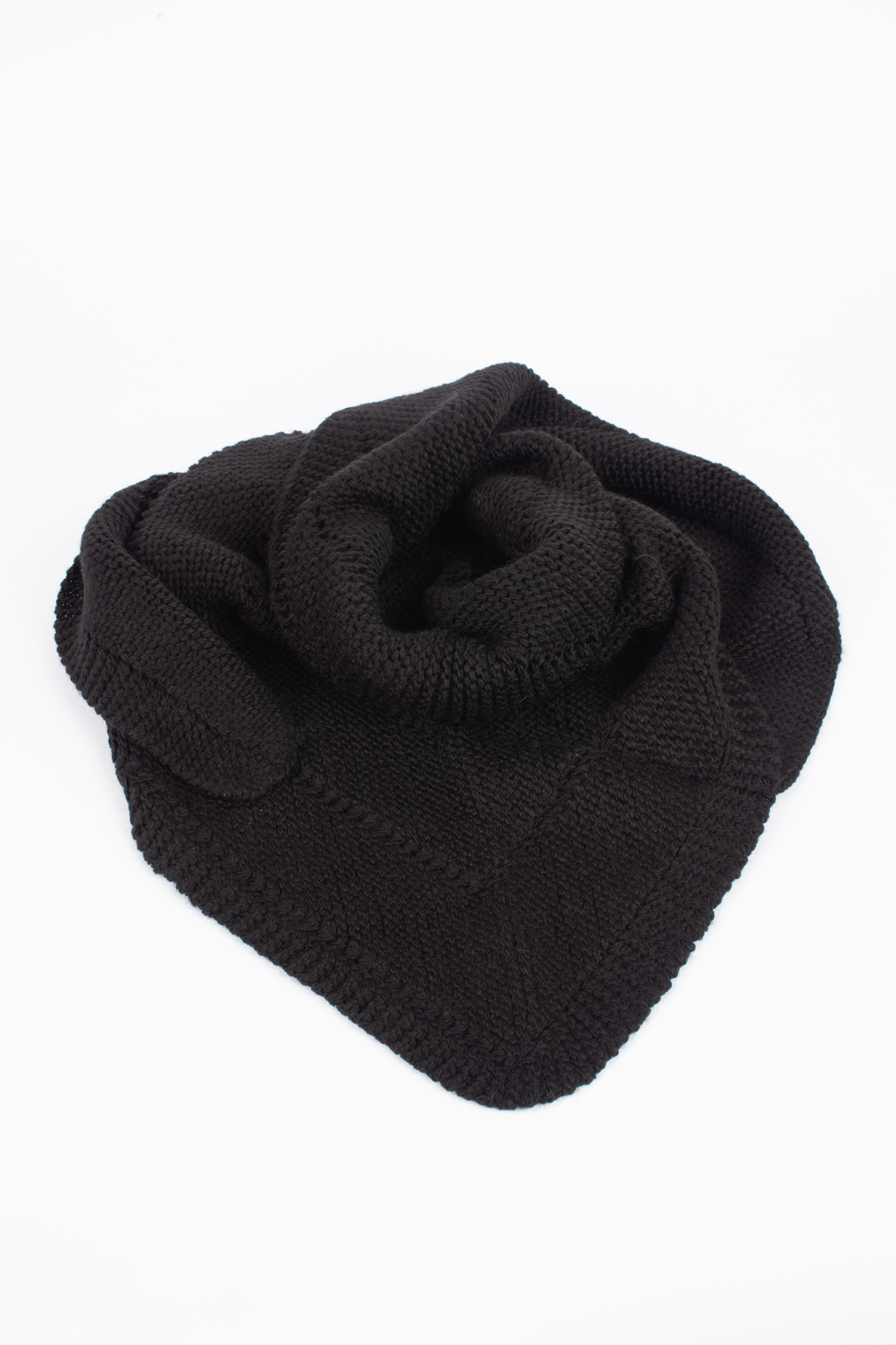 Косынка женская-  универсальный аксессуар, обладающий согревающей функцией и возможность обыгрывать образ в любой интерпритации. В составе материала шерсть, обеспечивающая морозоустойчивость и сохранения тепла в холодный период.