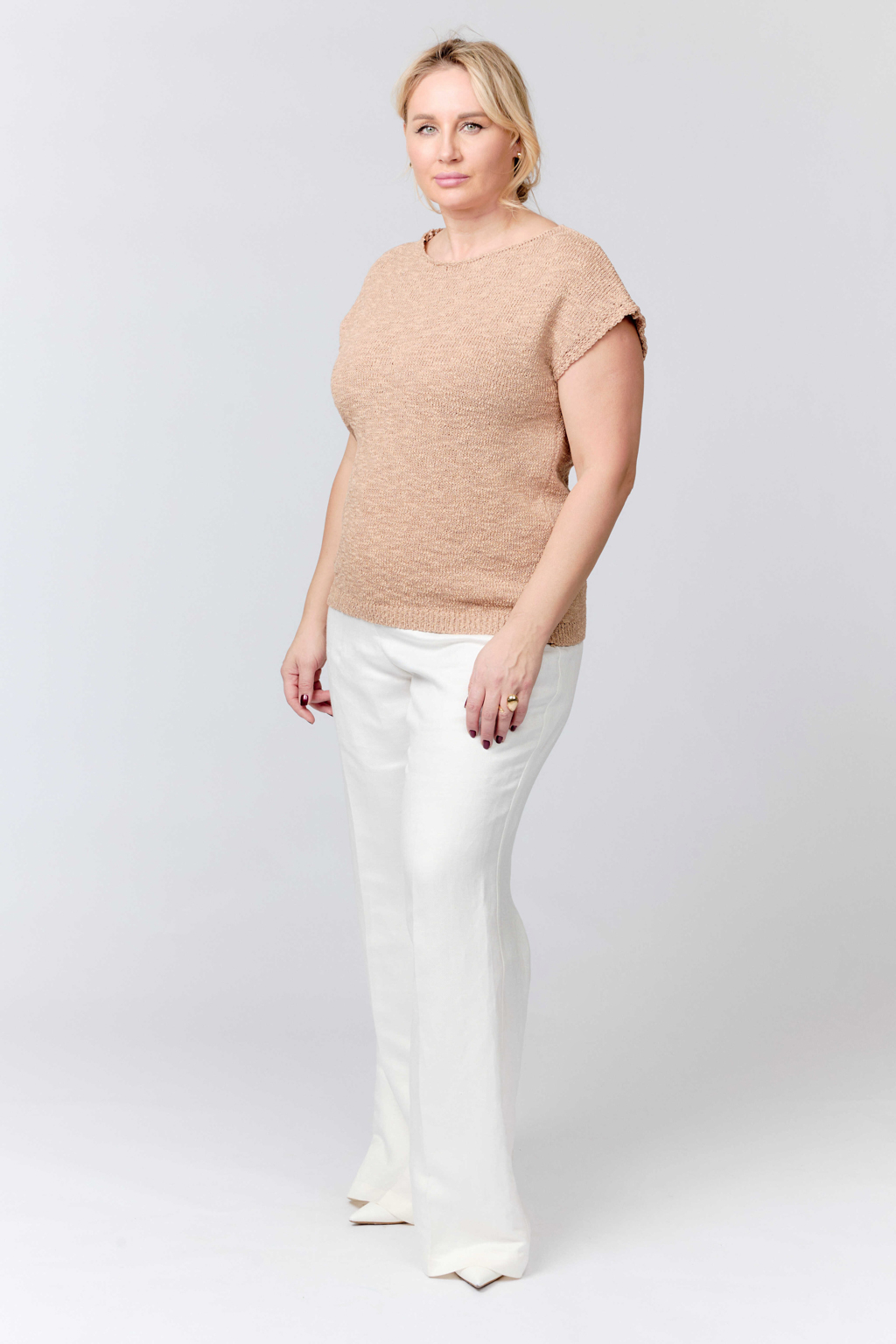 Джемпер без рукавов свободного кроя с круглым вырезом.