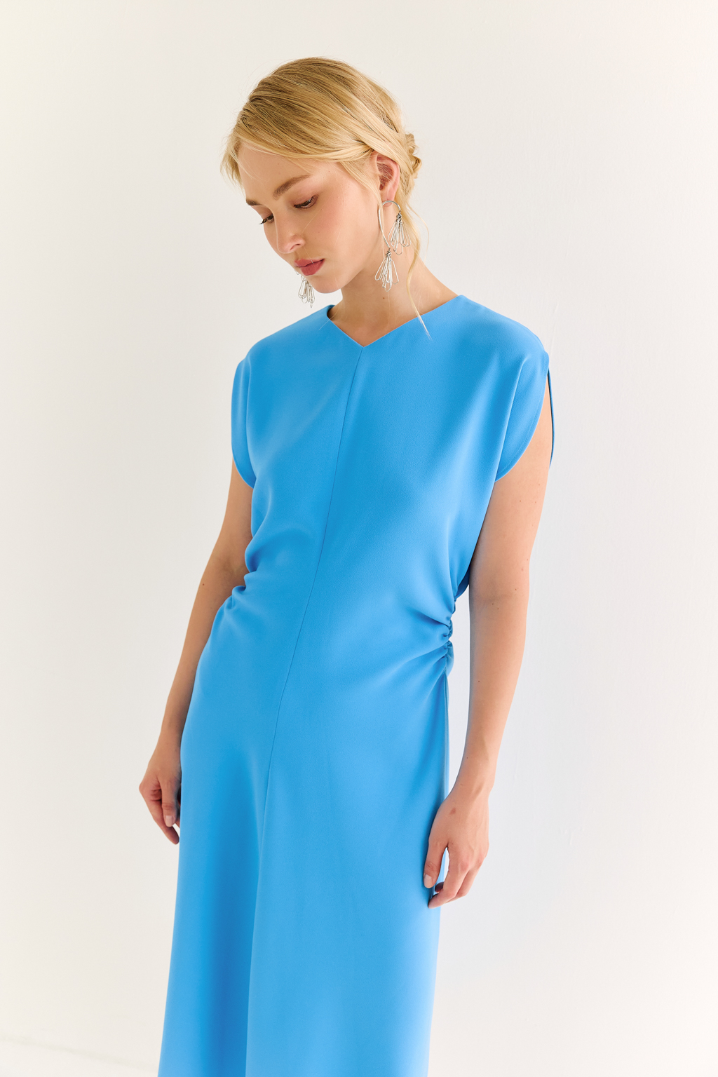 Платье с акцентной талией: элегантность, мимо которой невозможно пройти. Это платье создано, чтобы подчёркивать фигуру и движение. Сборка на талии формирует выразительный силуэт "песочные часы", а клёш по низу придаёт образу лёгкость и динамику. Короткий рукав и округлый вырез подчёркивают лаконичность верха, позволяя сделать акцент на линии тела. Идеально для особых случаев, коктейльных мероприятий или ужинов. При этом легко адаптируется для повседневной элегантности — достаточно выбрать правильную стилизацию. Сдержанный шик с характером уверенной женщины.