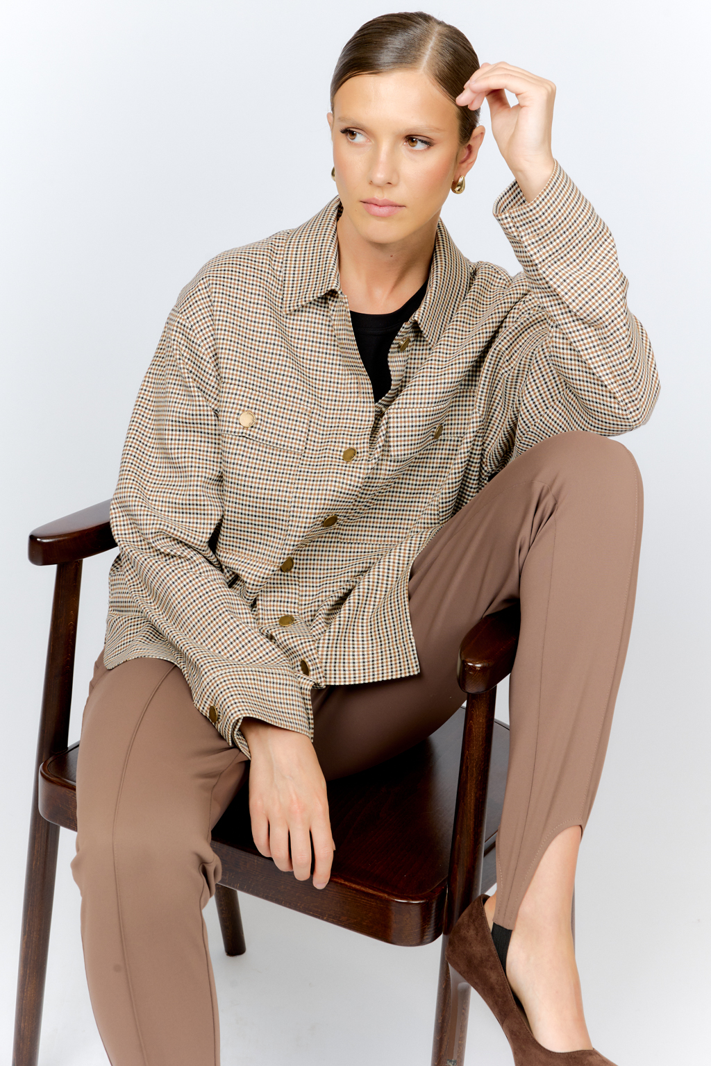 Рубашка свободного кроя с накладными карманами и застежкой на металлические пуговицы-болты из клетчатой костюмной ткани идеальна как для многослойных образов с футболками и водолазками, так и в качестве самостоятельной единицы.