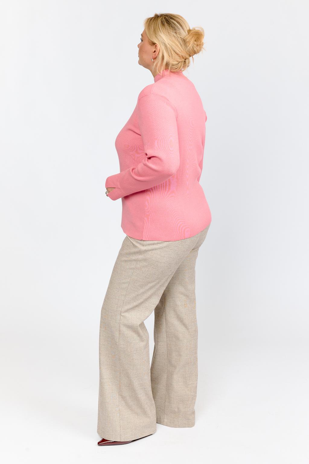 Джемпер приталенного силуэта с воротником стойка. Рука длинный, разрезы на манжетах.