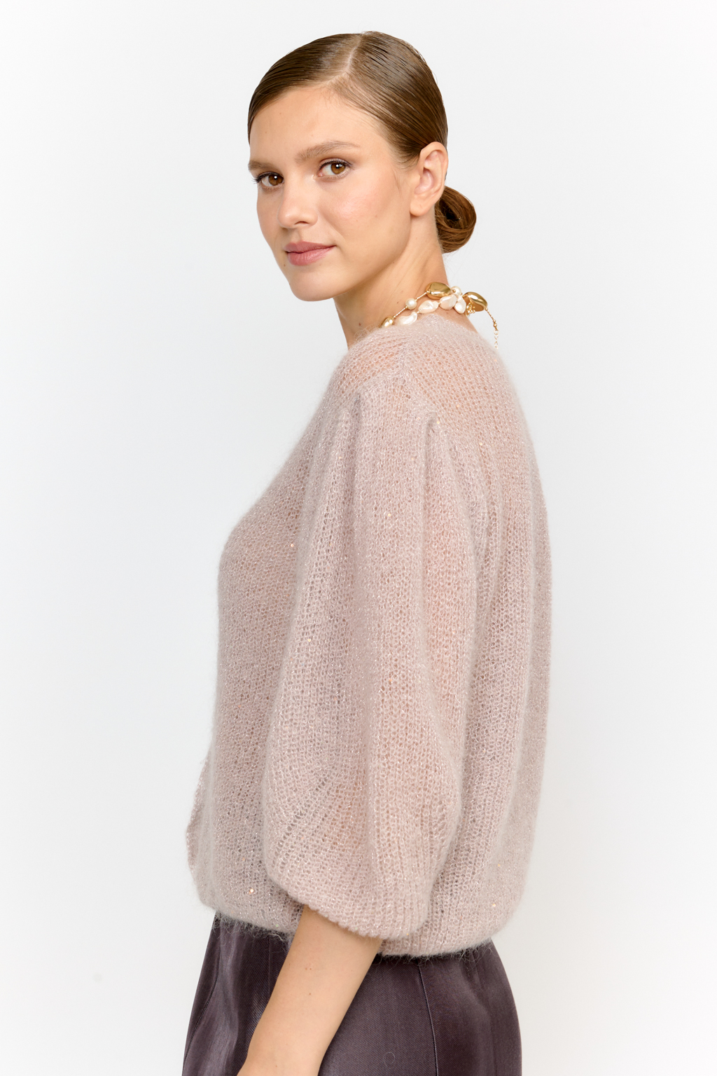 Легкий кардиган с центральной застежкой на пуговицы, V-образной горловиной и укороченным рукавом. Выполнен в премиальной пряже в составе которой, мохер и шерсть. Невесомый на вид, кардиган теплый и уютный. Мохер обладает множеством преимуществ: он легкий, обладает натуральным блеском, прочностью и долговечностью, отлично удерживает тепло. Кроме того, мохер устойчив к скатыванию и деформации. Модель кардигана умеренного объема с укороченным рукавом, идеальна для вечерних образов.