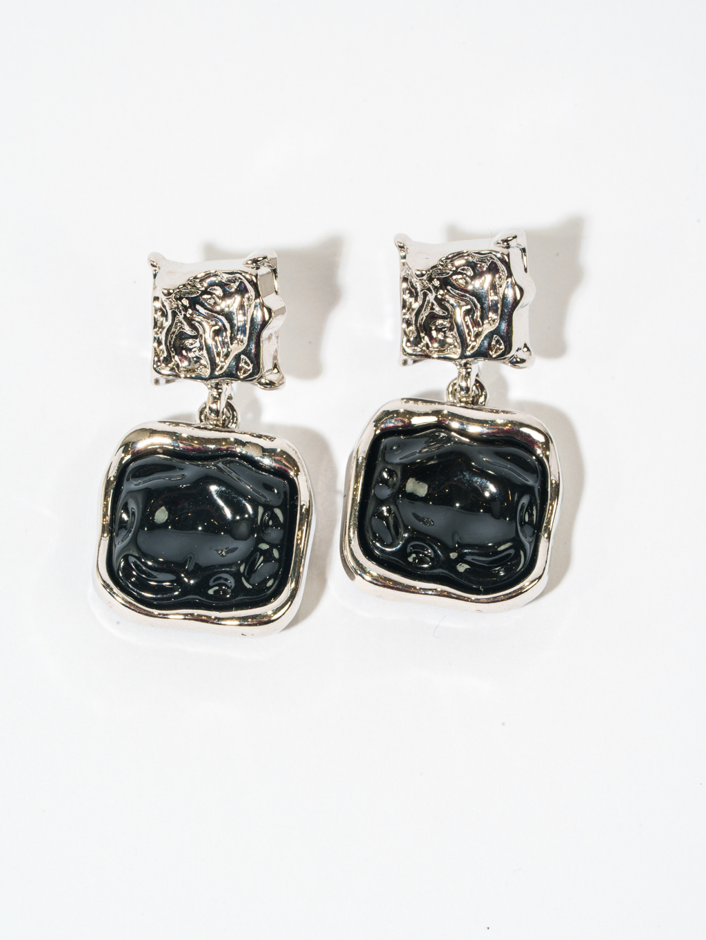 Лаконичные серьги из коллекции из металла серебряного и черного цвета объединяют геометрические формы и фантазийную фактуру. Украшение прекрасно дополняет практически любой стиль одежды и комплектуется с другими аксессуарами. Фурнитура выполнена из гипоаллергенного сплава со стойким гальваническим покрытием. Длина серег составляет 3 см, вес - 9 граммов.