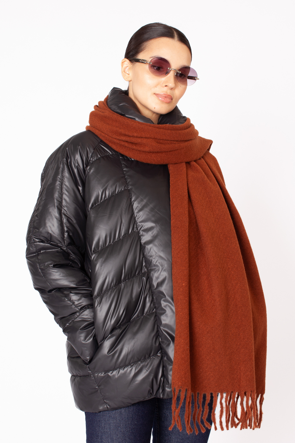 Однотонный лаконичный шарф изготовлен из практичной и приятной на ощупь 100 % вискозы. Изделие без принтов согреет в прохладную погоду, защитит от ветра голову и шею, с легкостью адаптируясь к различным комплектам для межсезонья.