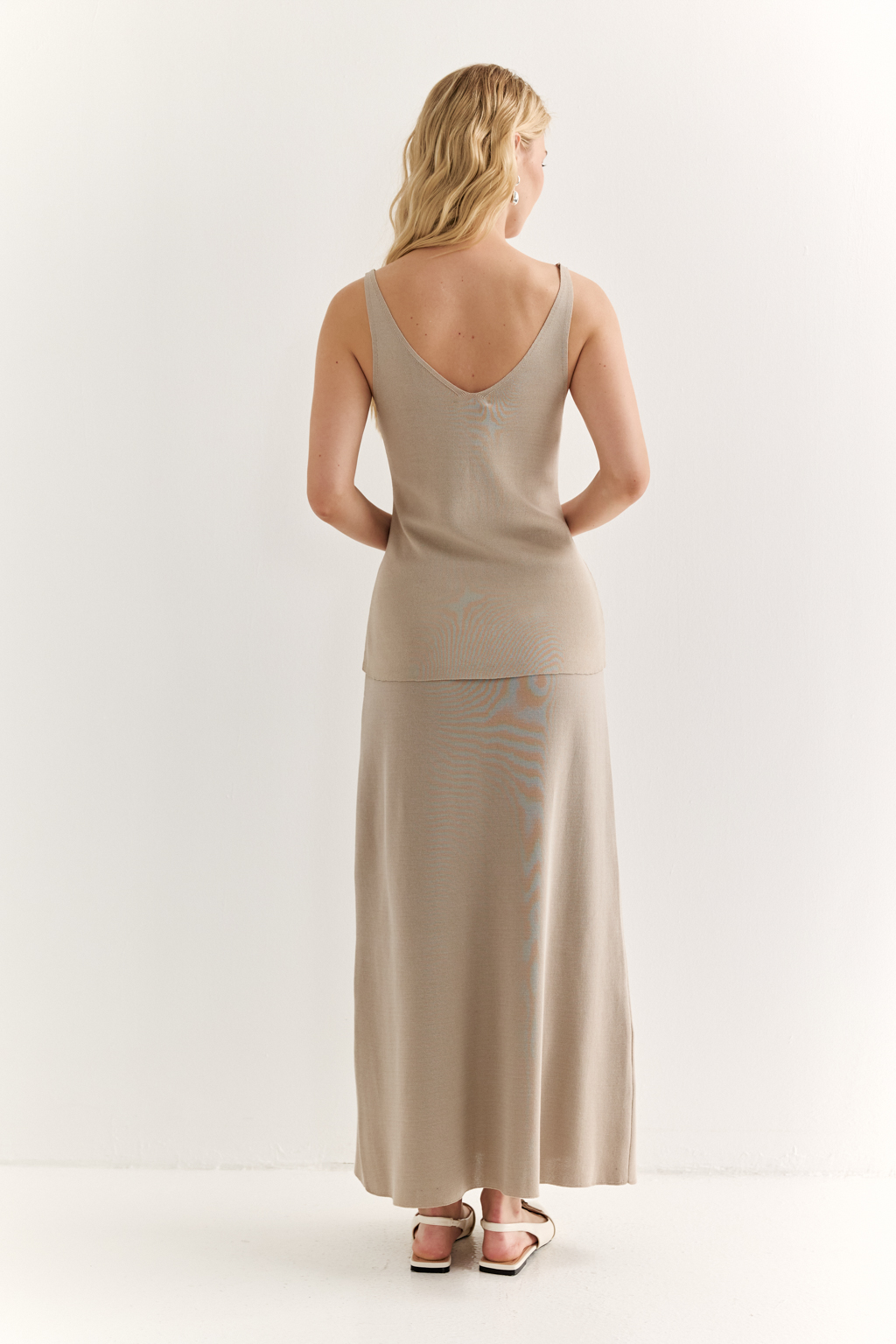 Топ с V-образным вырезом горловины.