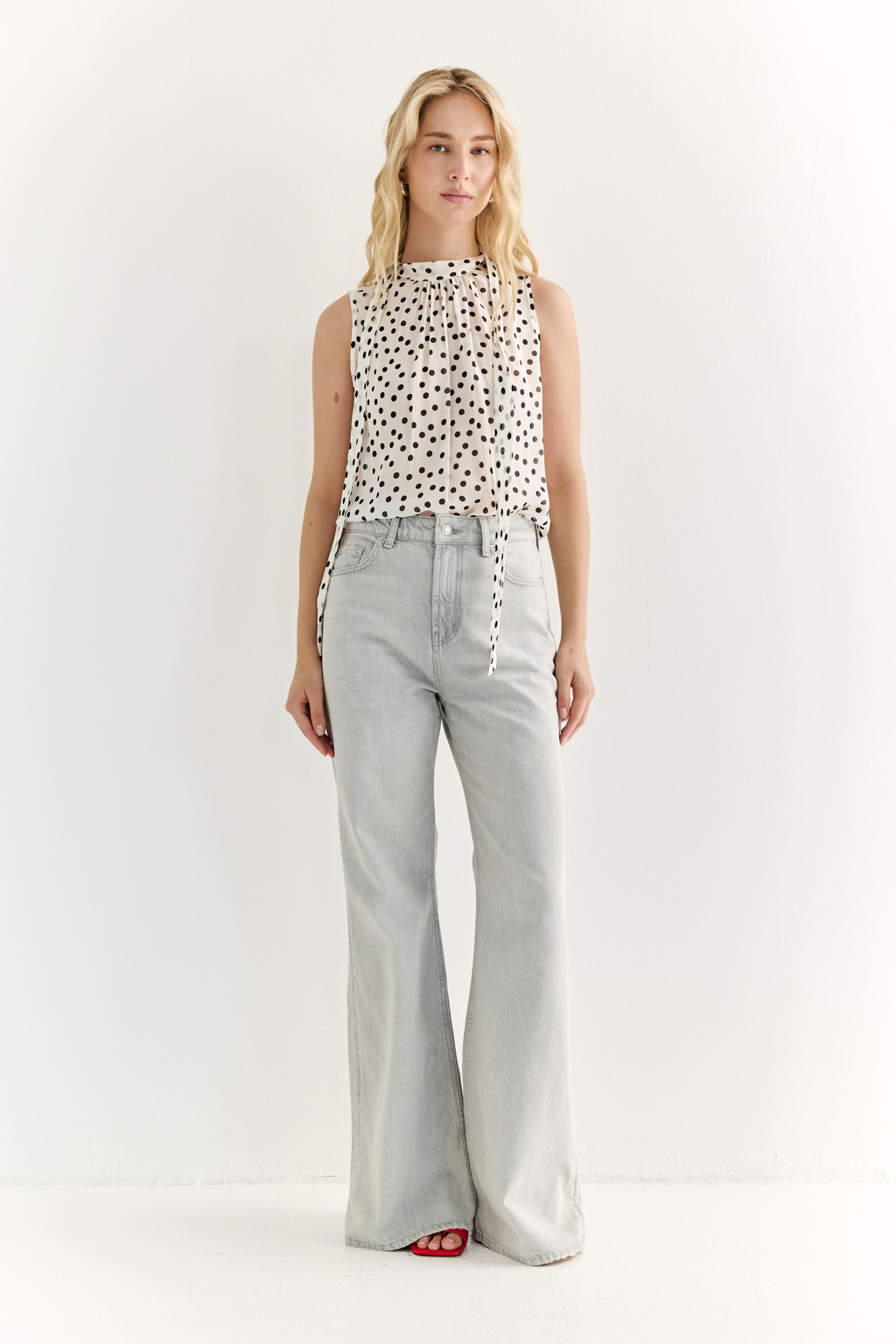 Современные джинсыс расклешением от колен в актуальном светло-голубом цвете. Премиальный деним с содержанием эластана обеспечивает комфорт в носке.