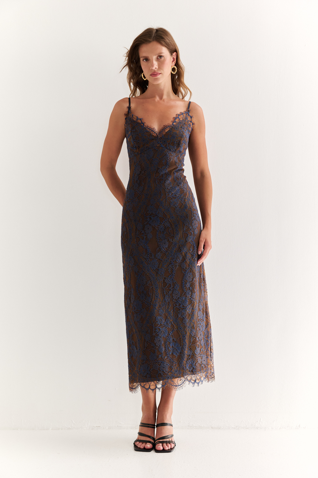 Вечерние платья длиной миди прилегающего силуэта с фигурным вырезом по груди.