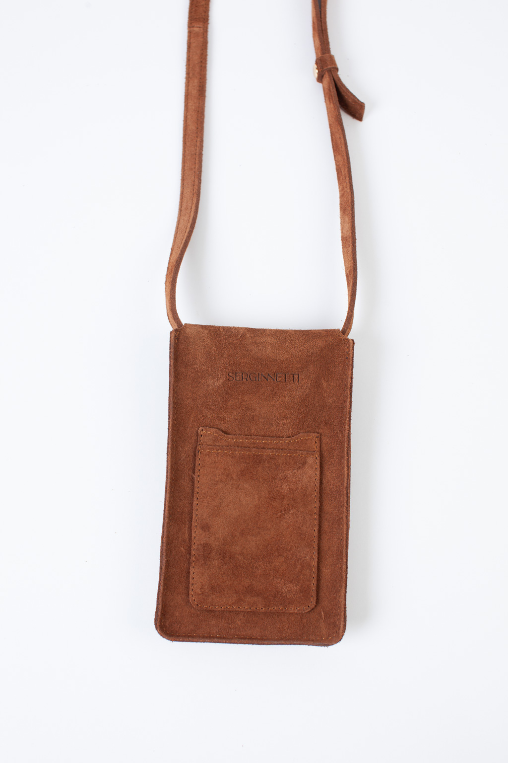 Стильный аксессуар из натуральной замши надёжно защитит Ваш гаджет от ударов и других внешних воздействий. Оснащена основным отделением для смартфона и разнообразных мелочей, а также двумя карманами для банковских карт и визиток. Сумка имеет регулируемый ремешок. Размеры: 17,5*10,3 см