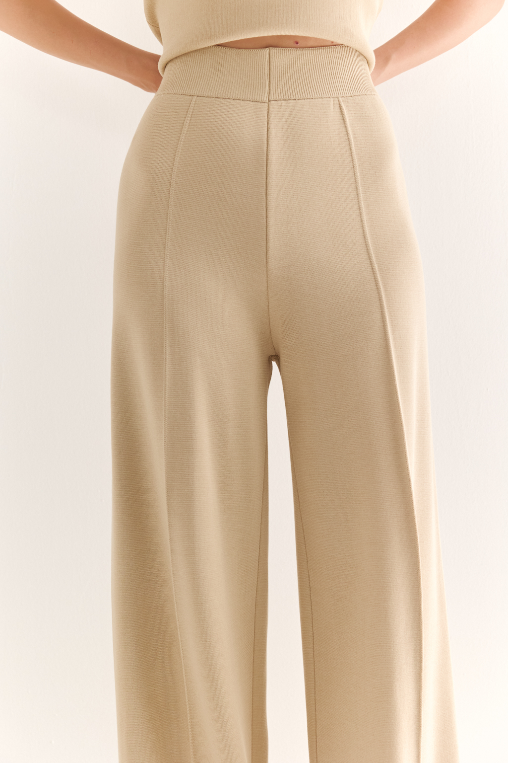 Брюки прямого силуэта со стрелкой и контрастным лампасом.